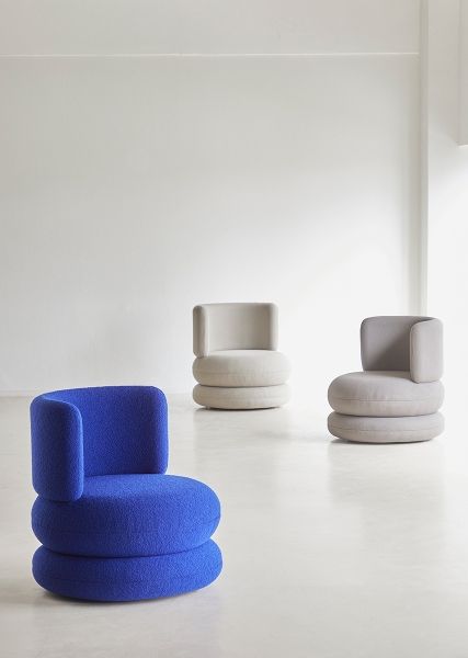 Drei Easy Chair Sessel von Verpan in Blau, Beige und Grau im minimalistischen Design.