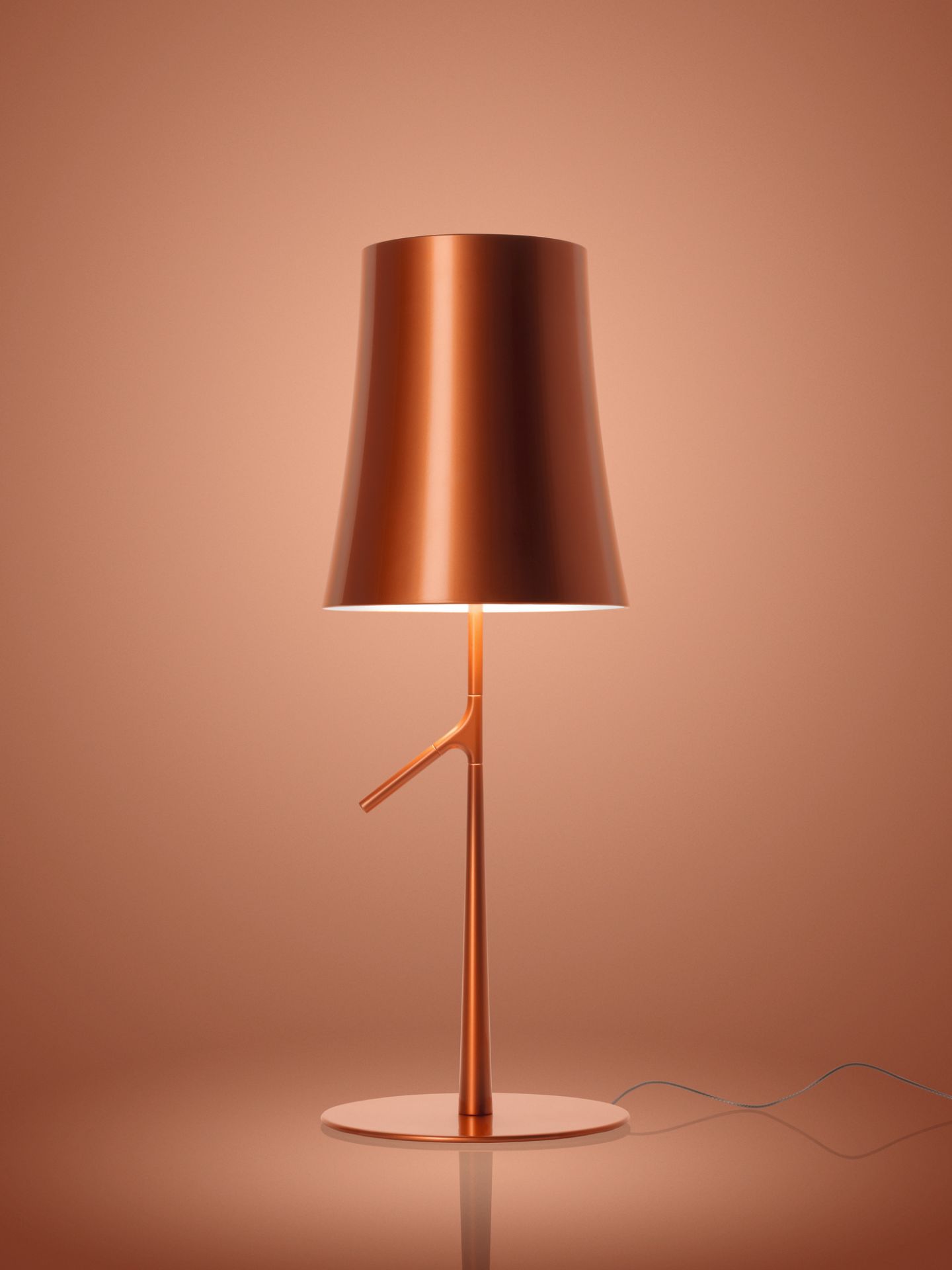 Graphitfarbene Birdie Tischleuchte von Foscarini: Moderne LED-Lampe für Nachttisch oder Schreibtisch.