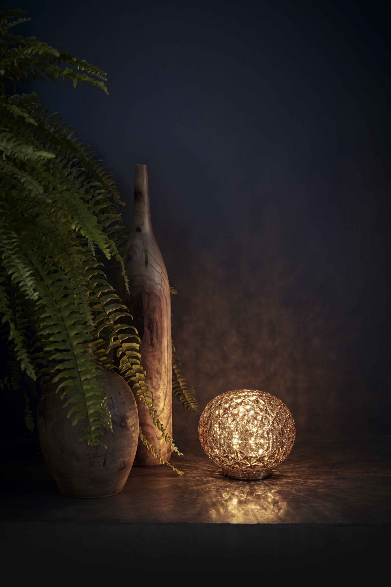 Gelbe Mini Planet LED Tischleuchte von Kartell, Akku-betriebene Lampe mit dekorativem Lichteffekt.