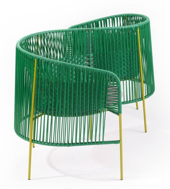 Grüne Caribe Vis a Vis Outdoor Bank mit gelben Beinen für Garten und Terrasse.