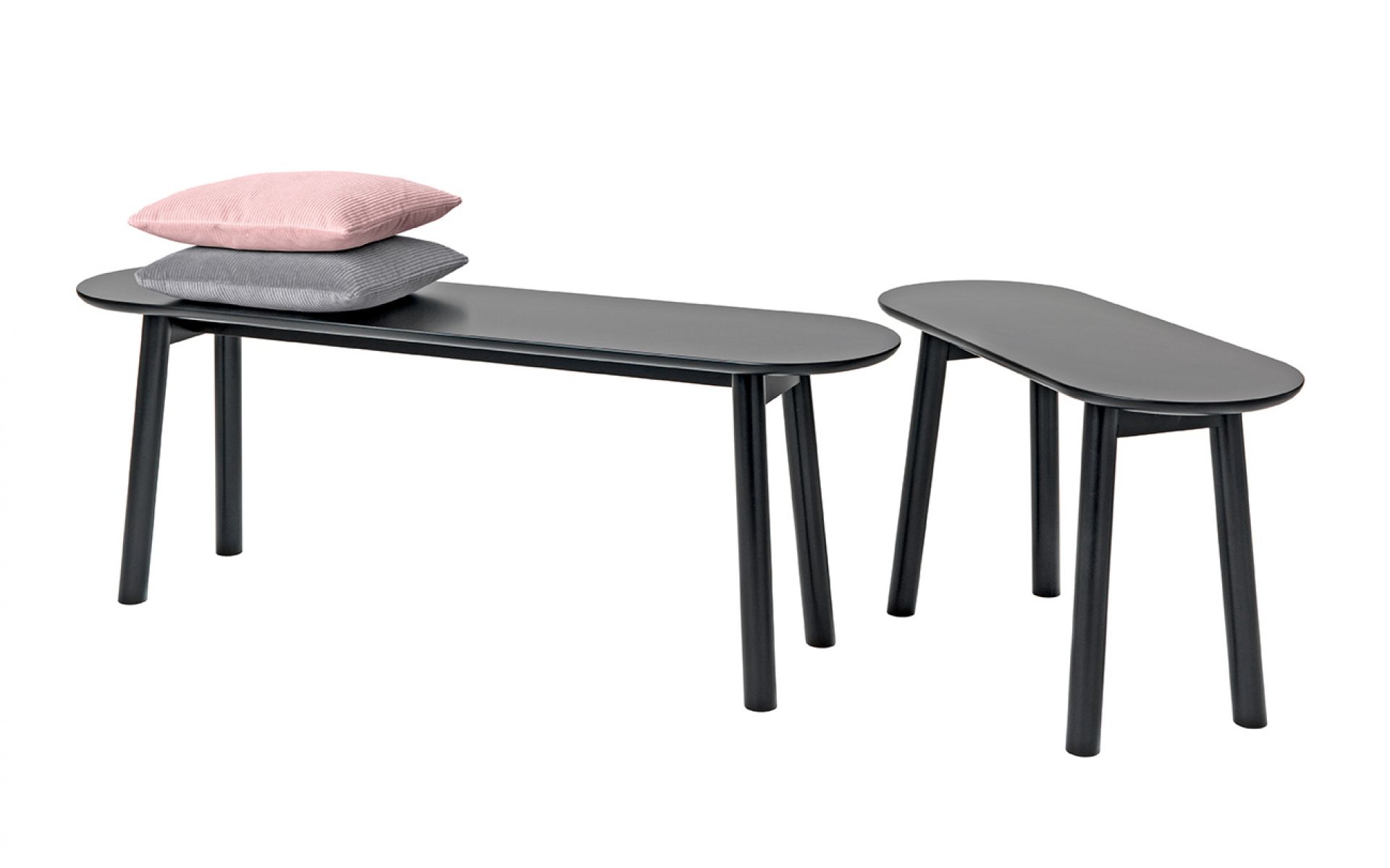 Schönbuch Mala Sitzbank, 75 cm breit, in Schwarz mit Kissen und passendem Hocker.