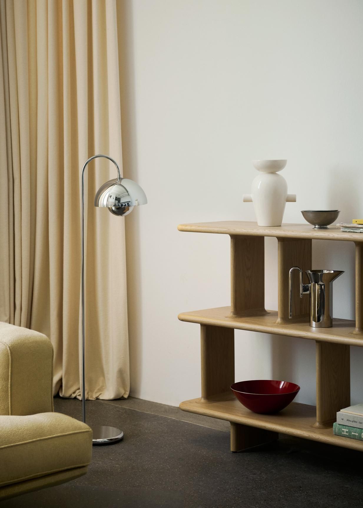 Flowerpot Stehleuchte VP12 von AndTradition in Chrom, modernes Design für Wohnzimmer und Büro.