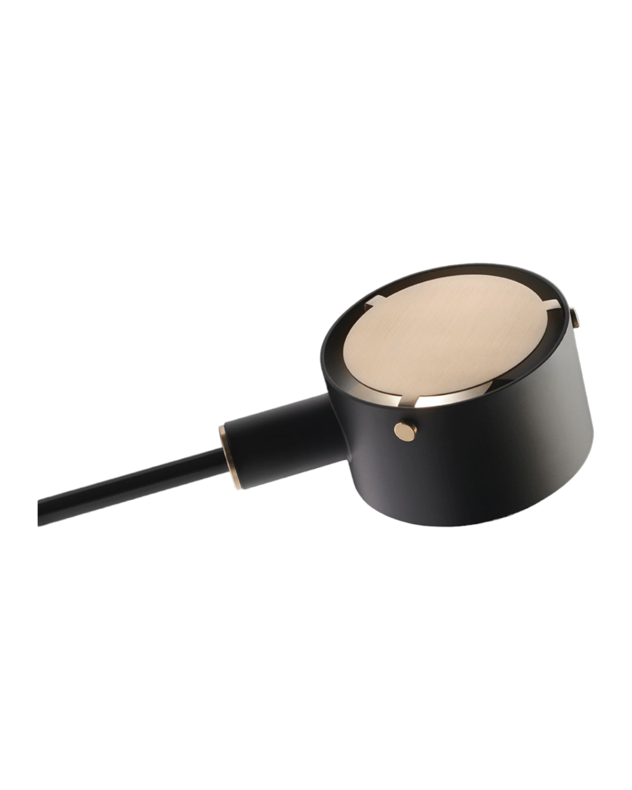 Nahaufnahme der modernen Oluce Tischleuchte G.O. 252 in Schwarz und Gold.