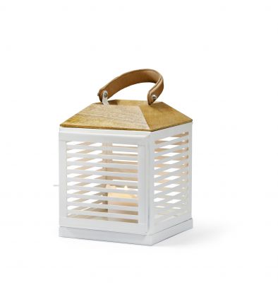 Weiße Philippi Laterne mit Holzdeckel und Ledergriff, Kerzenlicht scheint durch die Lamellen.