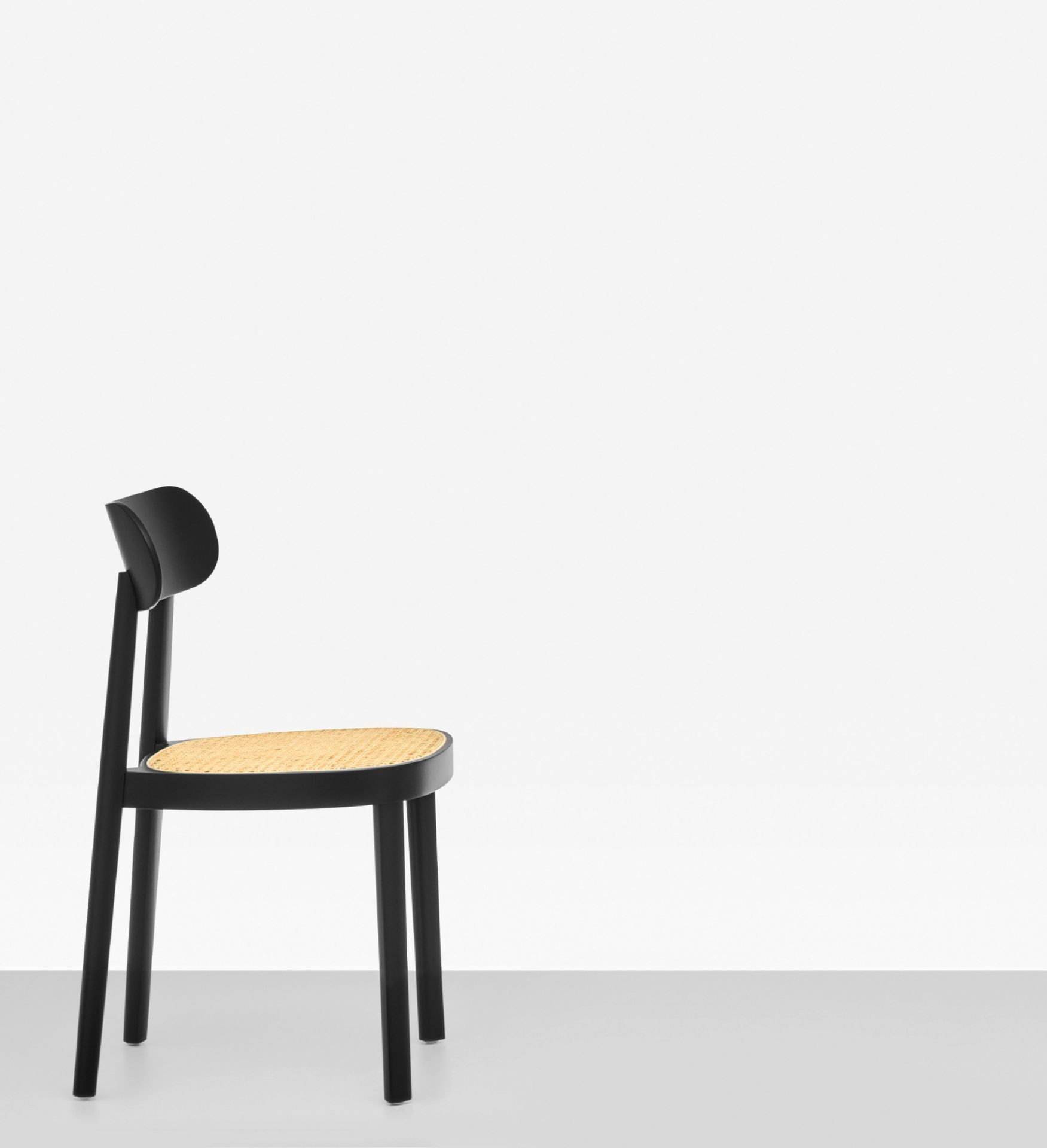 Schwarzer Holzstuhl mit Wiener Geflecht Sitzfläche, Modell 118 von Thonet. Designklassiker für Esszimmer.