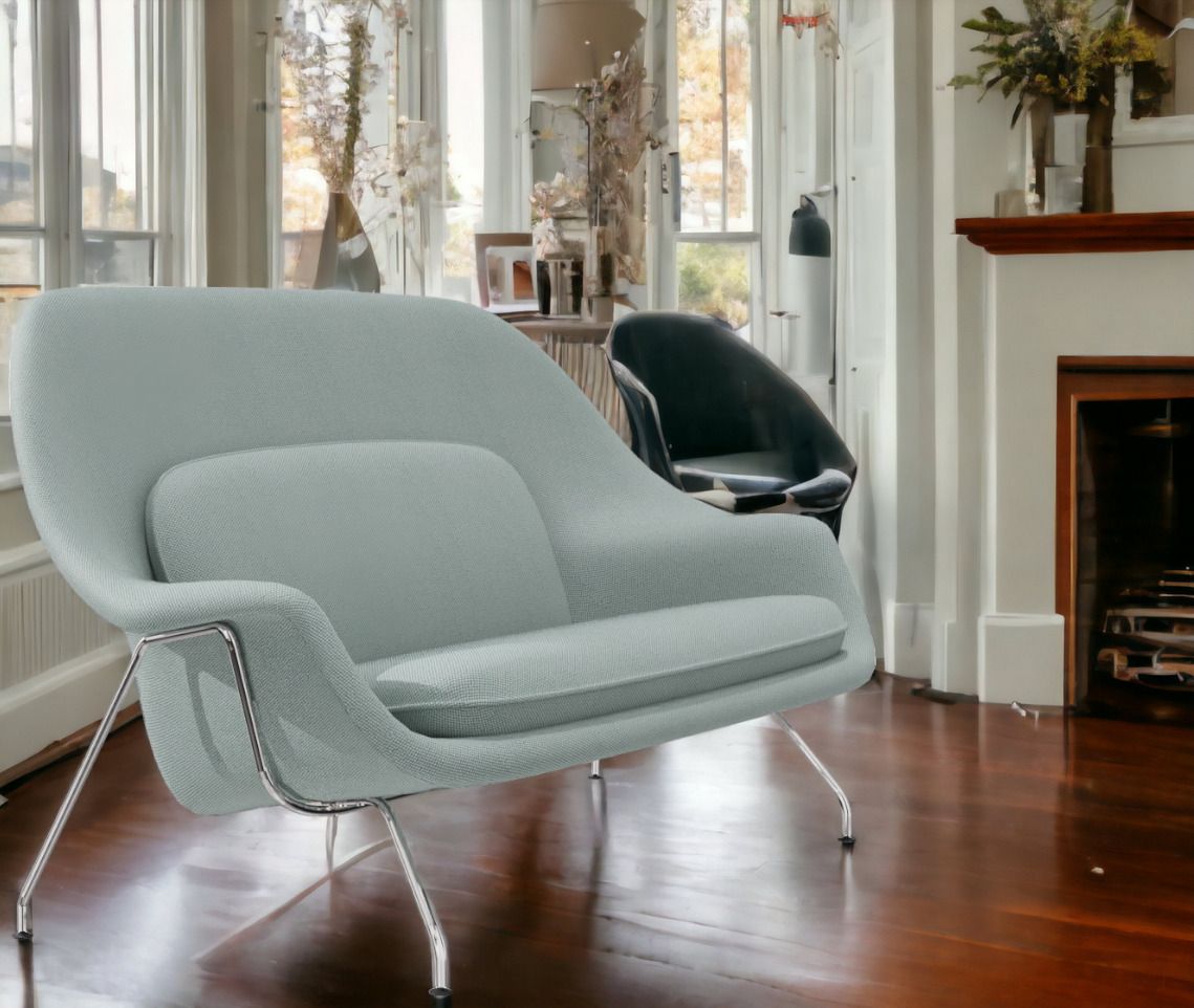 Helles Womb Sette Sofa von Knoll International mit Chromgestell vor Kamin und Fenster.