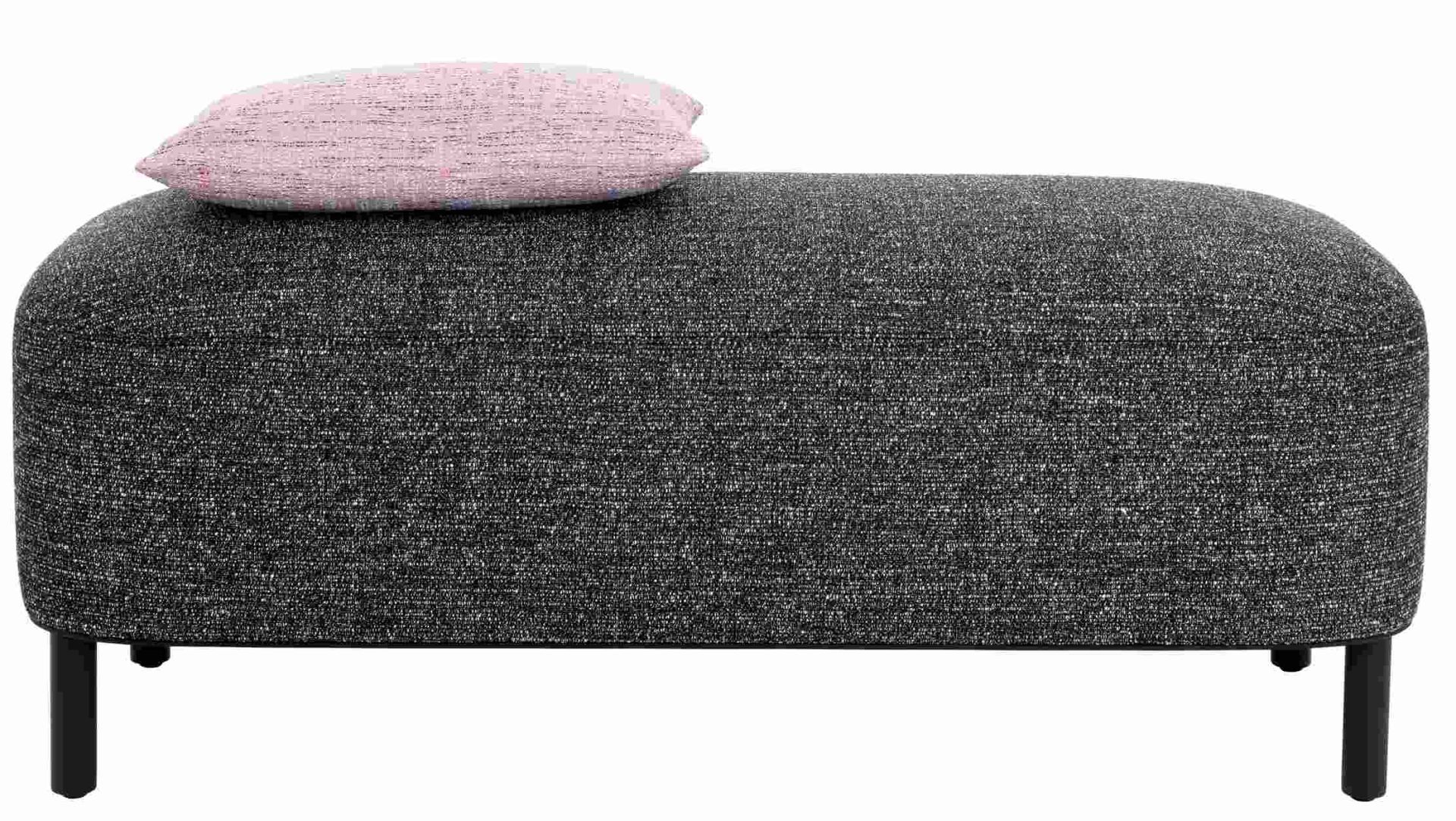 Amie Bank von Schönbuch, grauer Hocker mit rosa Kissen, modernes Möbeldesign für Wohnzimmer.