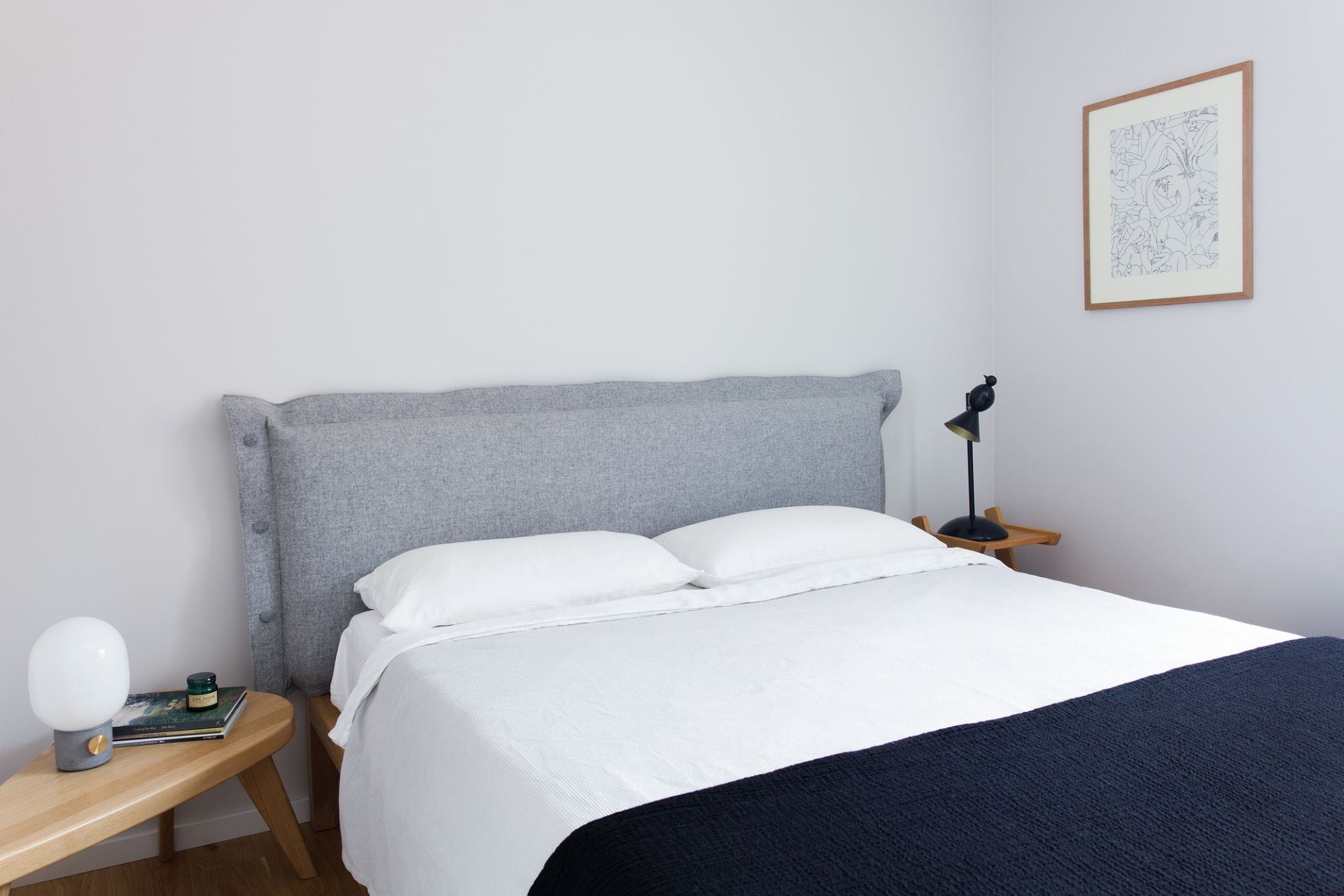 Pure Bett Eiche mit grauem Polsterkopfteil von Hans Hansen, Größe 180x200 cm.