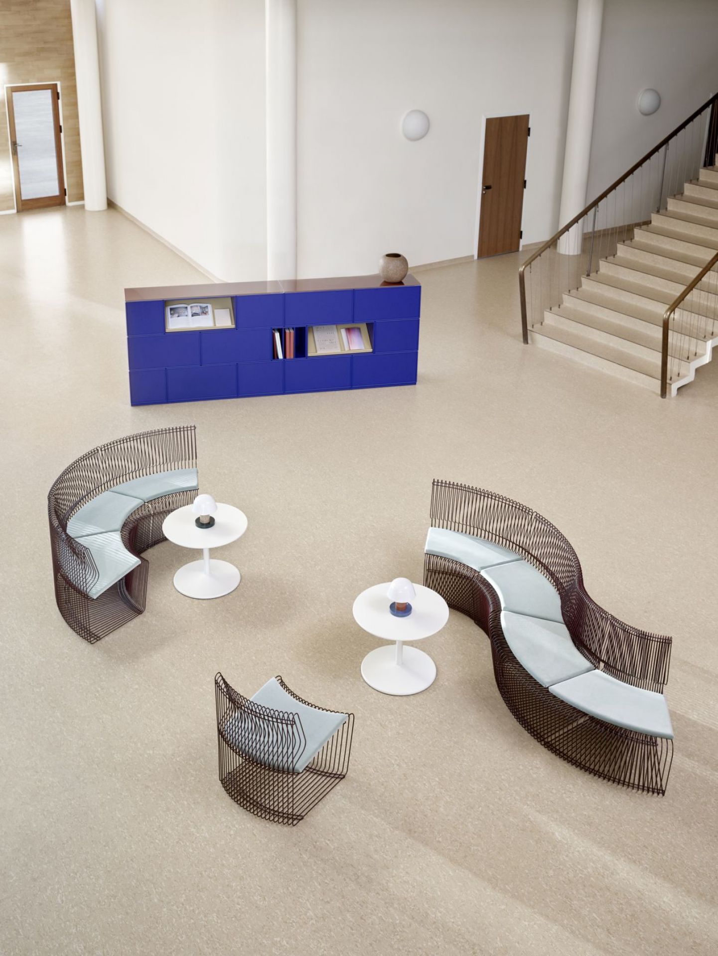 Ansicht von oben: Panton Table Tisch mit Montana Möbeln und Design-Sitzgelegenheiten im Raum.