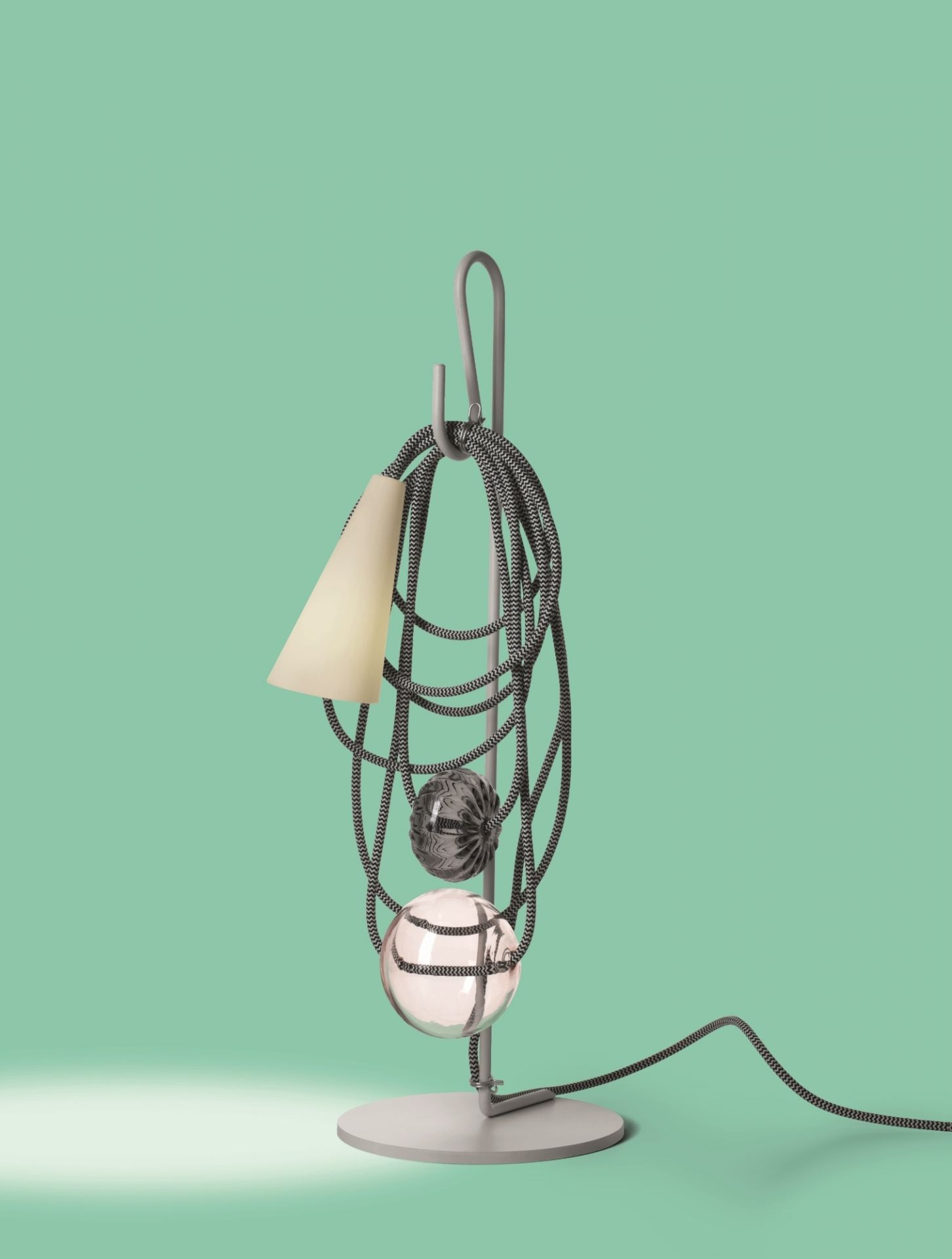 Filo Tischleuchte von Foscarini: Moderne Designerlampe mit Kegel, Kugel und dekorativem Kabel.