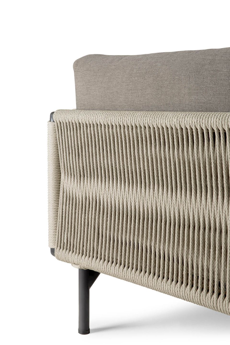 Detailaufnahme des Ethnicraft Outdoor Sofas mit Aluminiumrahmen und geflochtener Rückenlehne.