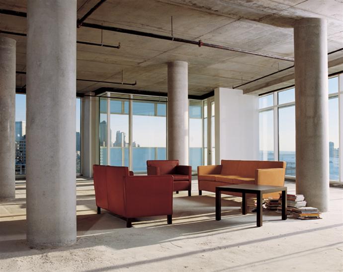 Innenaufnahme mit Krefeld Sessel von Knoll International, Ledersessel und Sofa in modernem Loft.