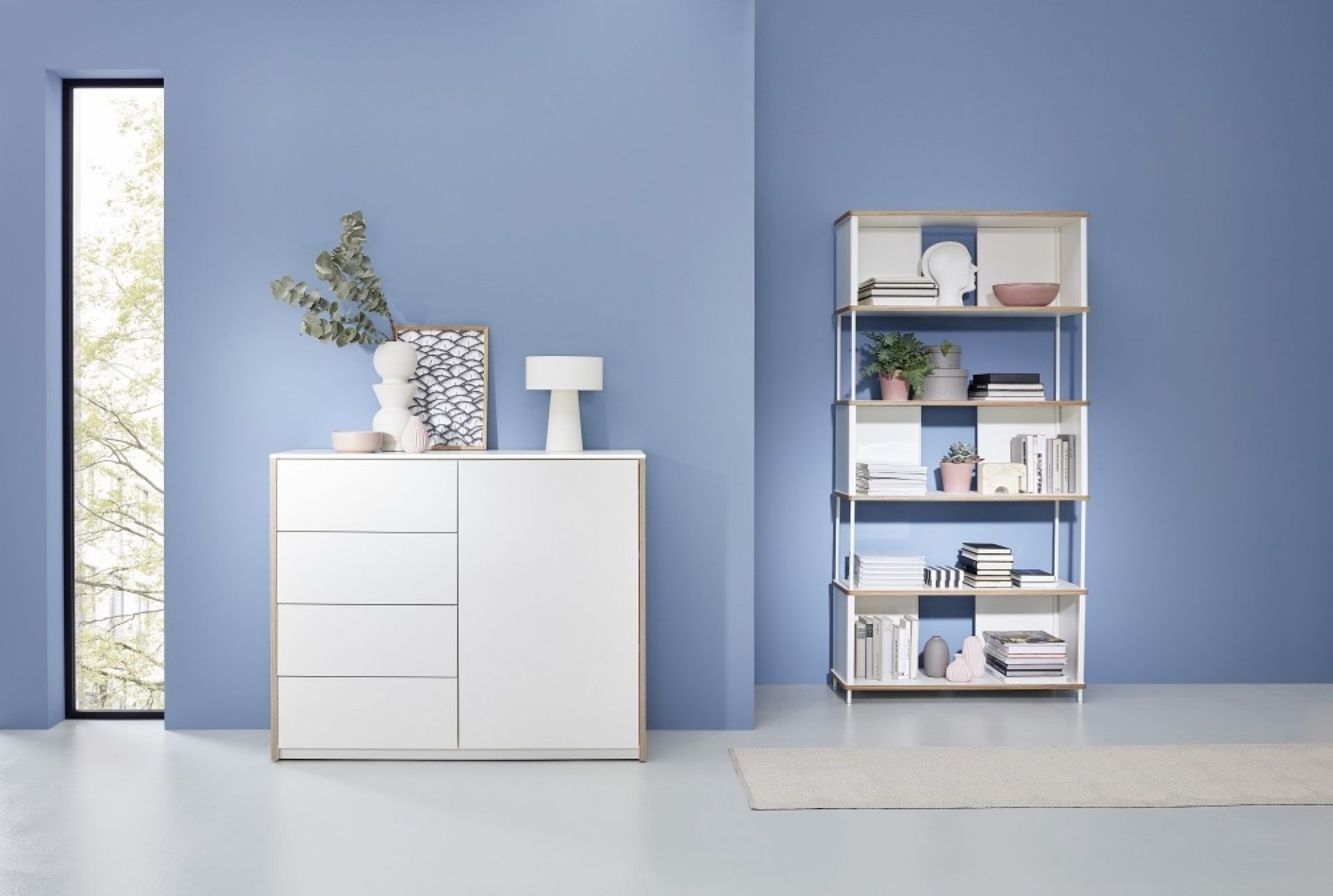 Weiße Modular Plus Kommode von Müller Möbelwerkstätten mit Tür rechts und Schubladen.