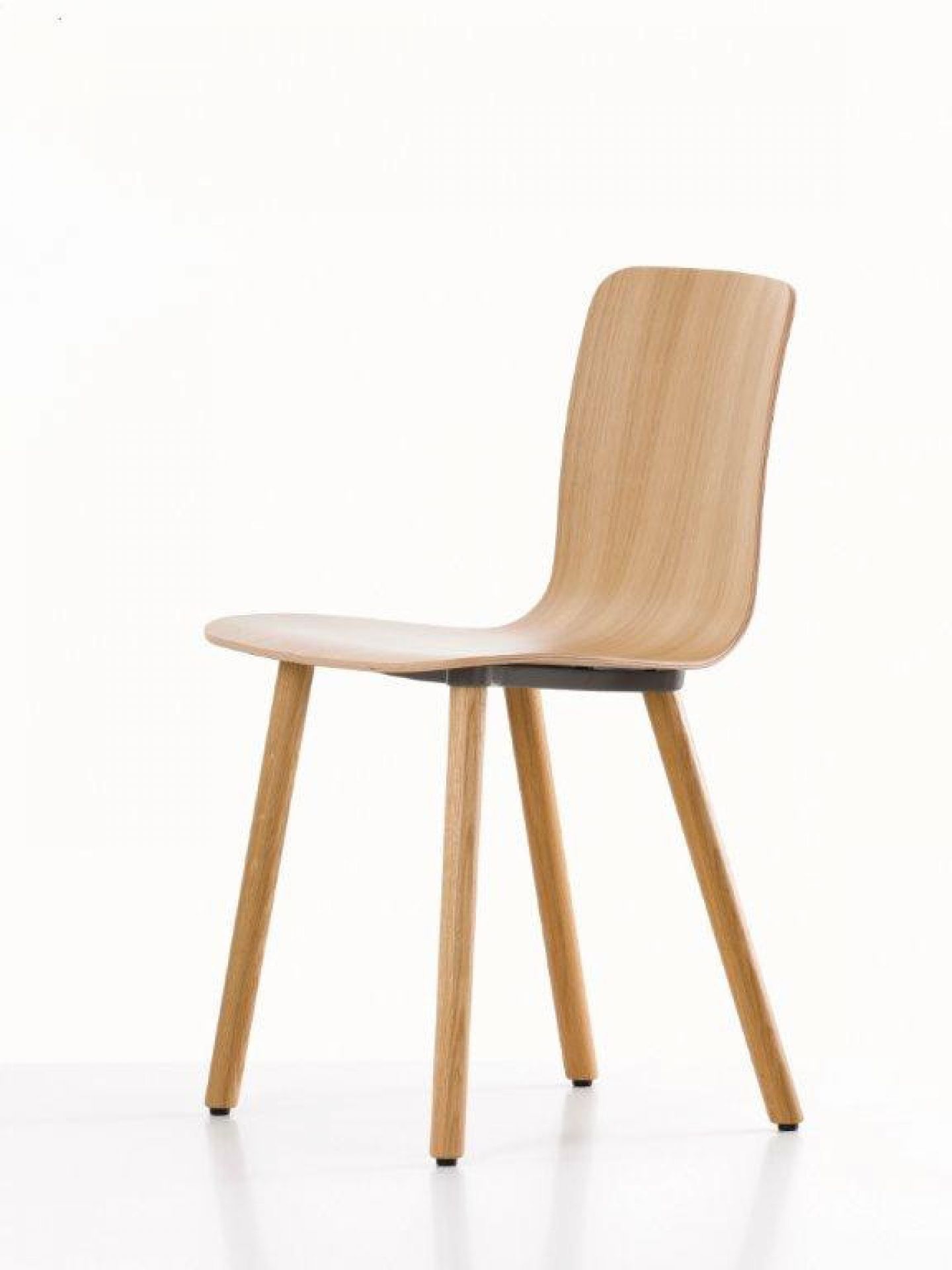 Vitra Hal Ply Wood Stuhl mit hellem Holzfurnier und minimalistischem Design.