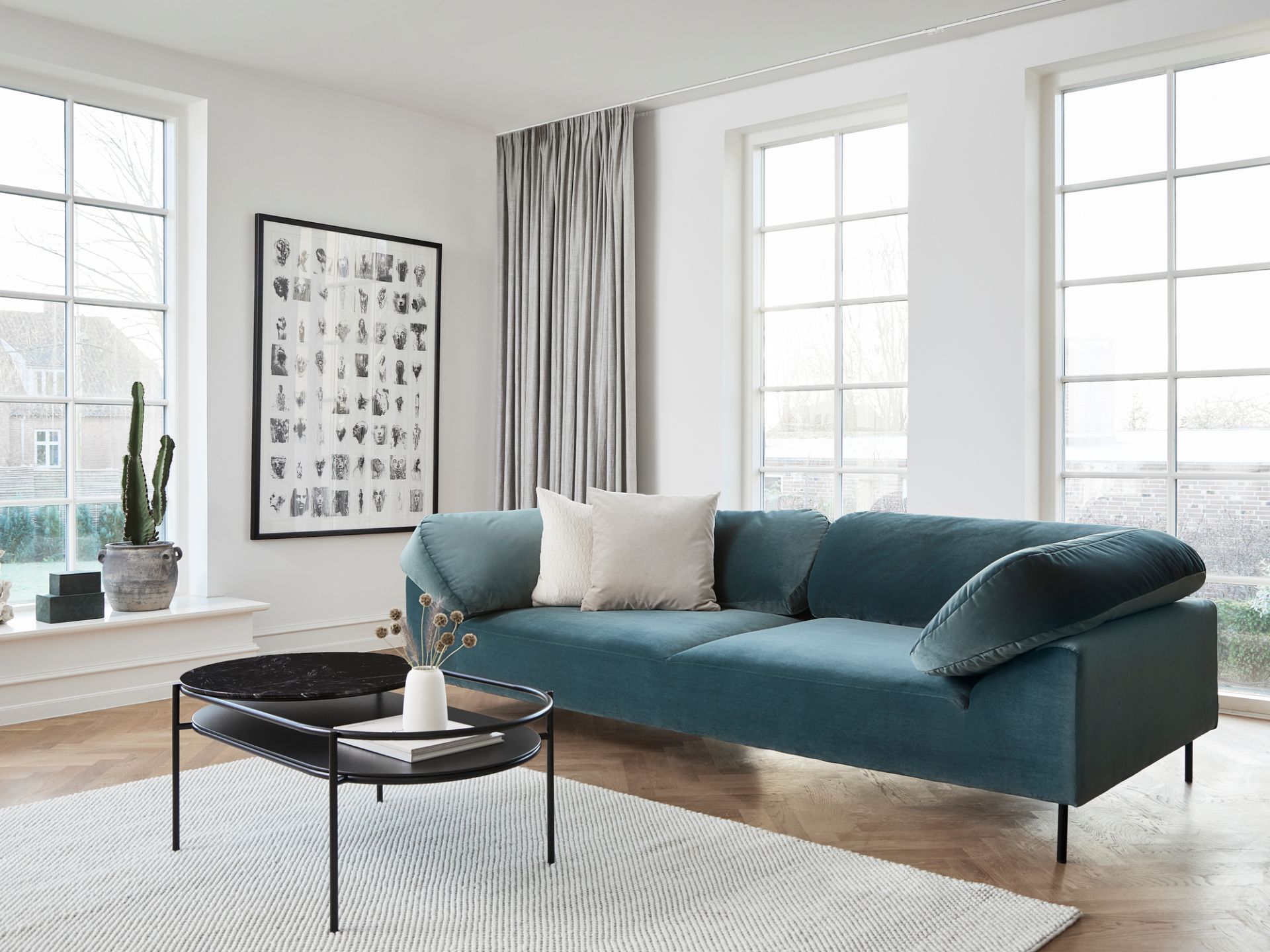 Weißgrauer Tact Teppich von Woud (170x240 cm) im Wohnzimmer. Moderner Teppich für stilvolles Wohnambiente.