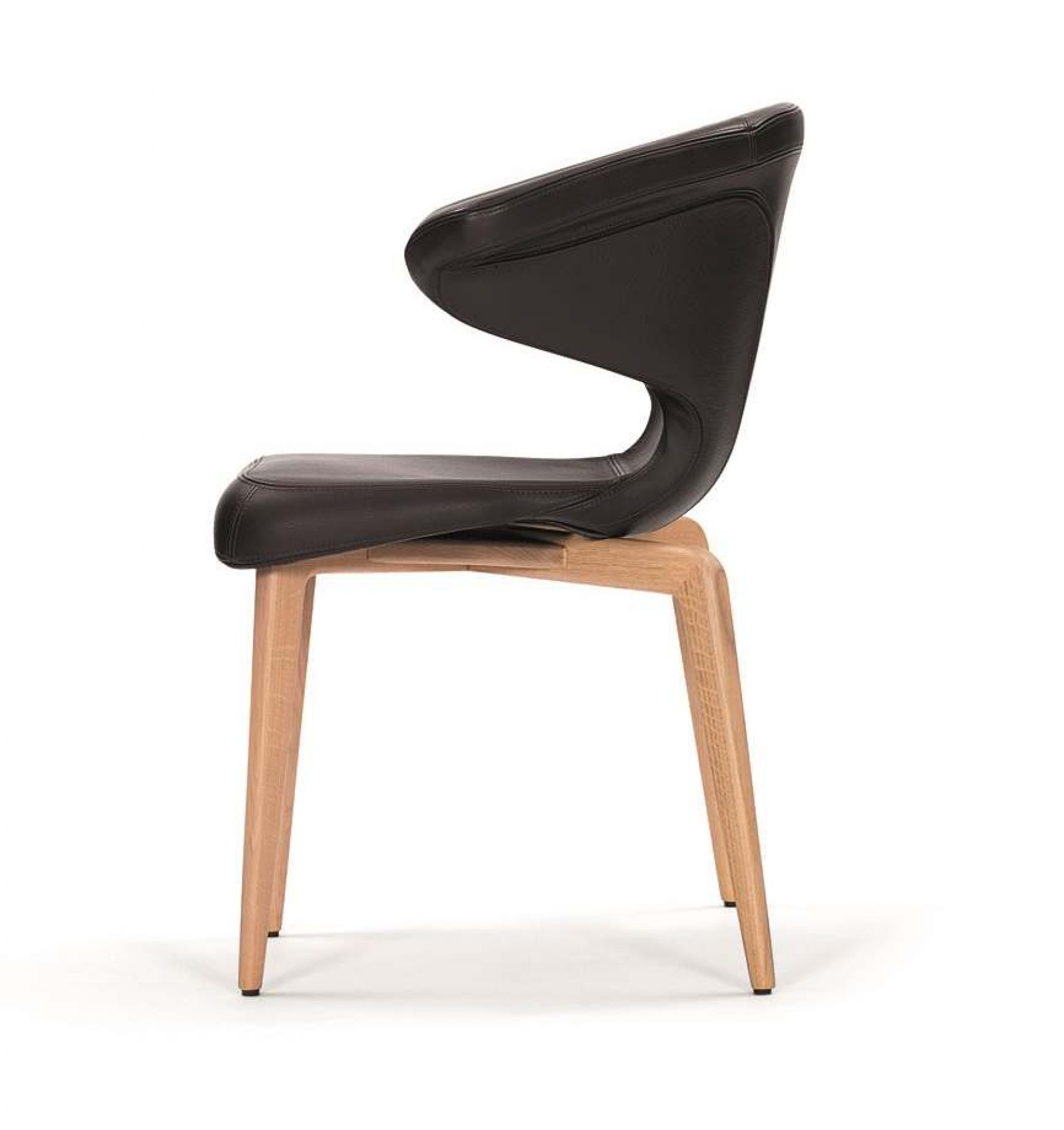 Munich Armchair Stuhl: Ansicht von der Seite, Lederbezug und Holzbeine.