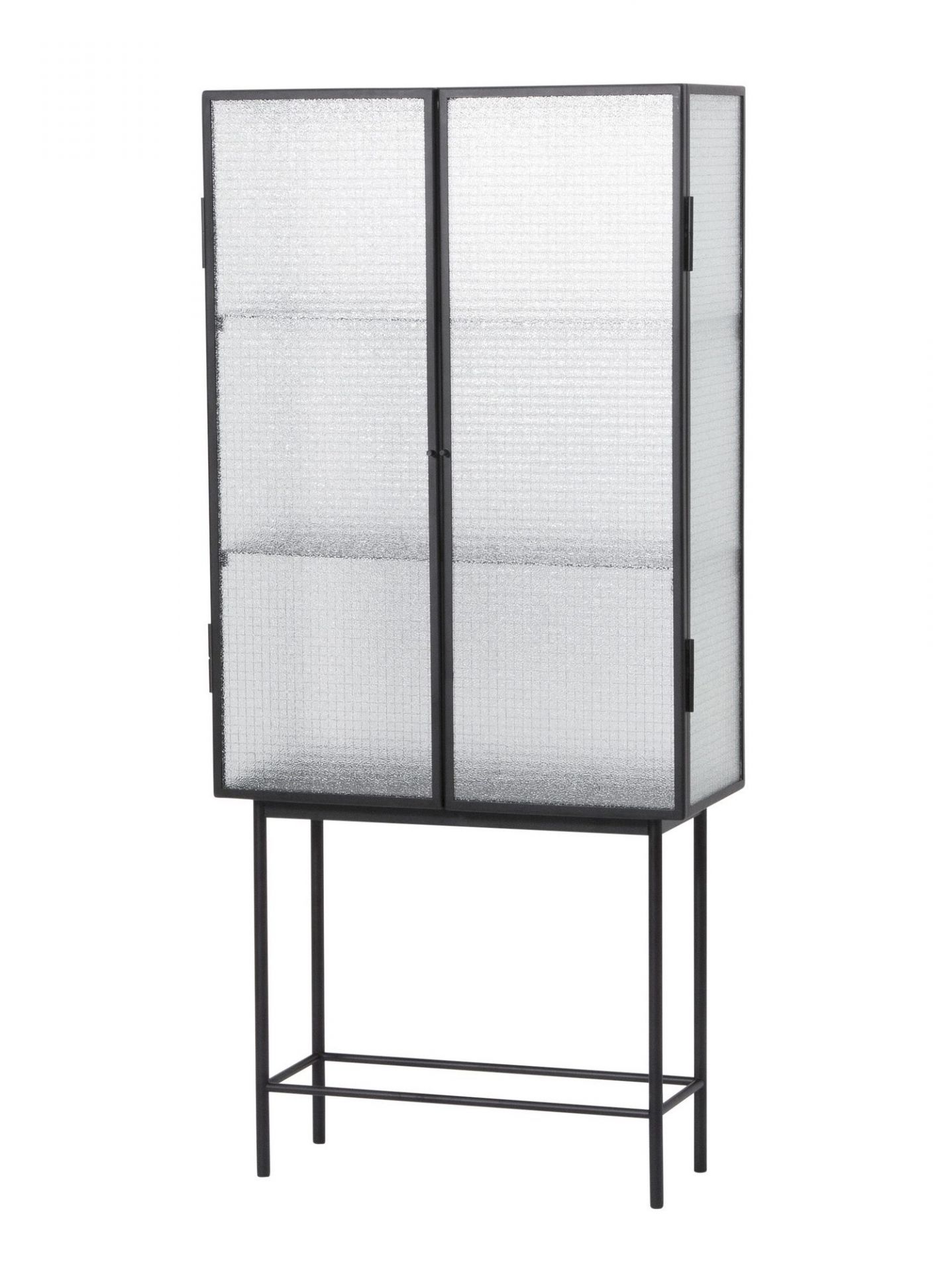 Haze Vitrine von Ferm Living mit Strukturglas und schwarzem Metallrahmen auf filigranem Gestell.