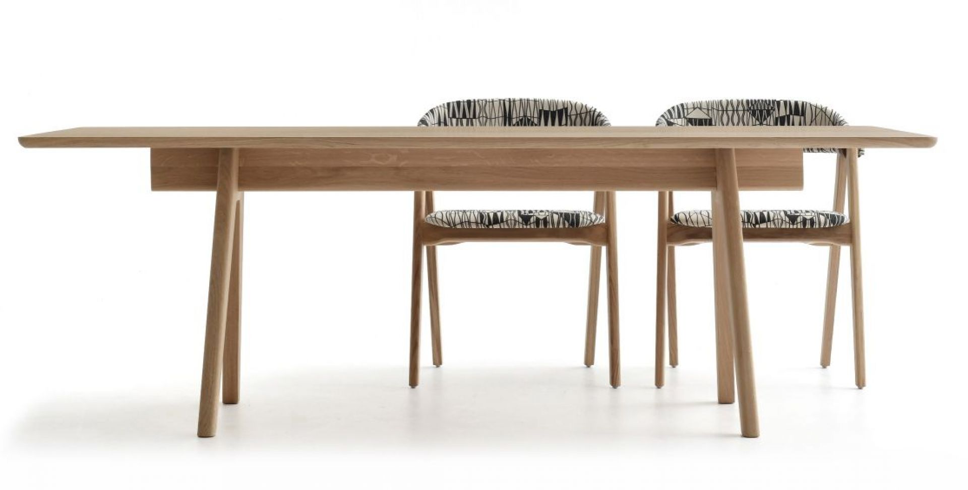 Mathilda Tisch aus Eiche von Moroso mit zwei Stühlen und modernem Design.