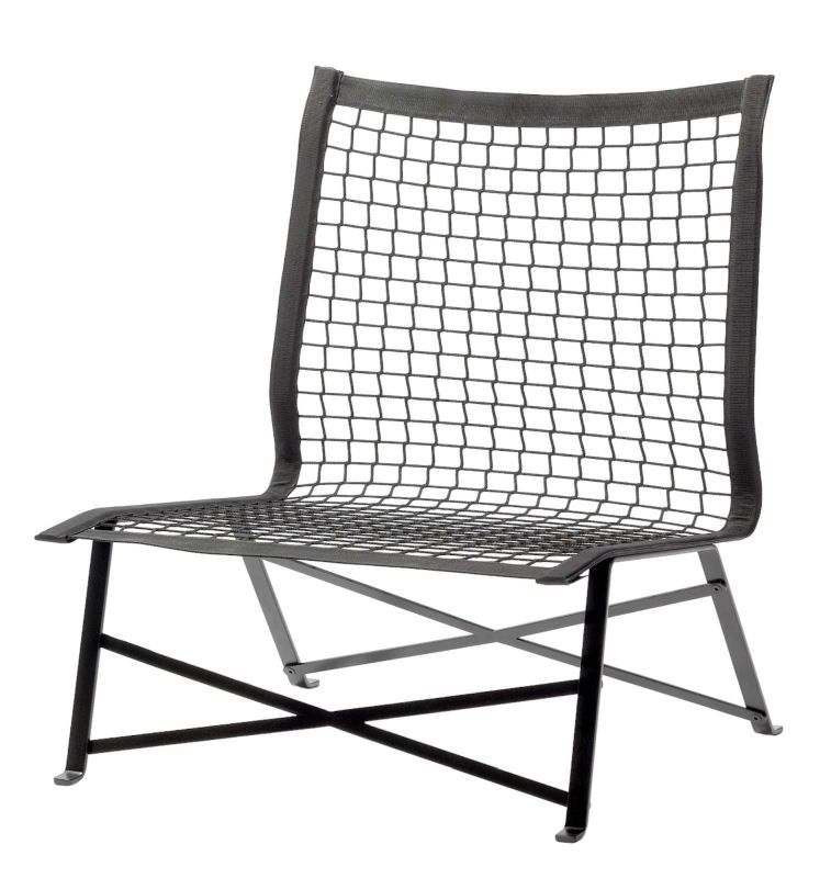 Tie Break Sessel von Richard Lampert mit schwarzem Metallgestell und Netzstruktur für den Außenbereich.