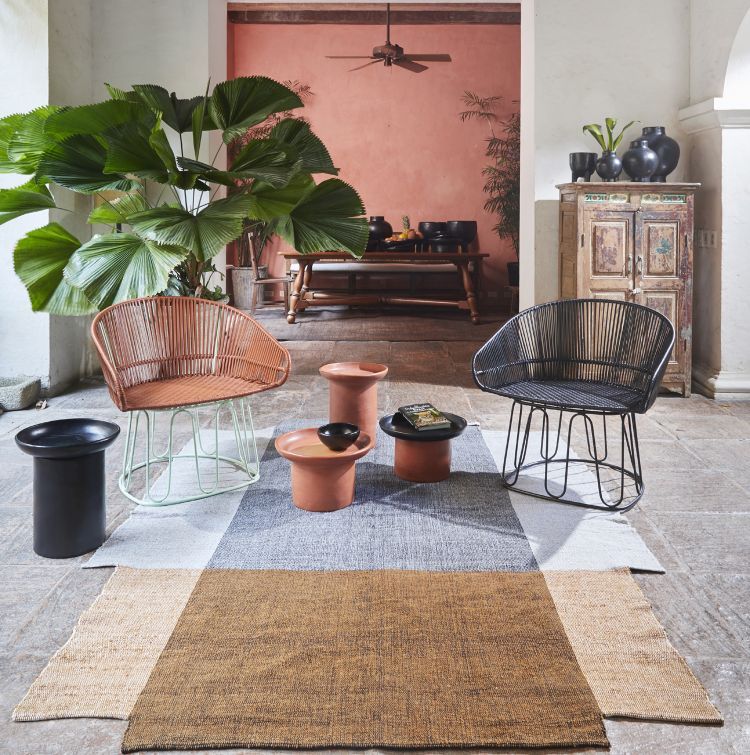 Nobsa Teppich: Detailaufnahme des strukturierten, rechteckigen Teppichs in Braun- und Grautönen in einem Wohnraum.