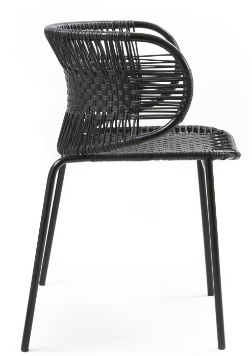 Schwarzer Cielo Armlehnstuhl, stapelbar, für den Außenbereich. Geflochtene Sitzfläche und Rückenlehne, modernes Design.
