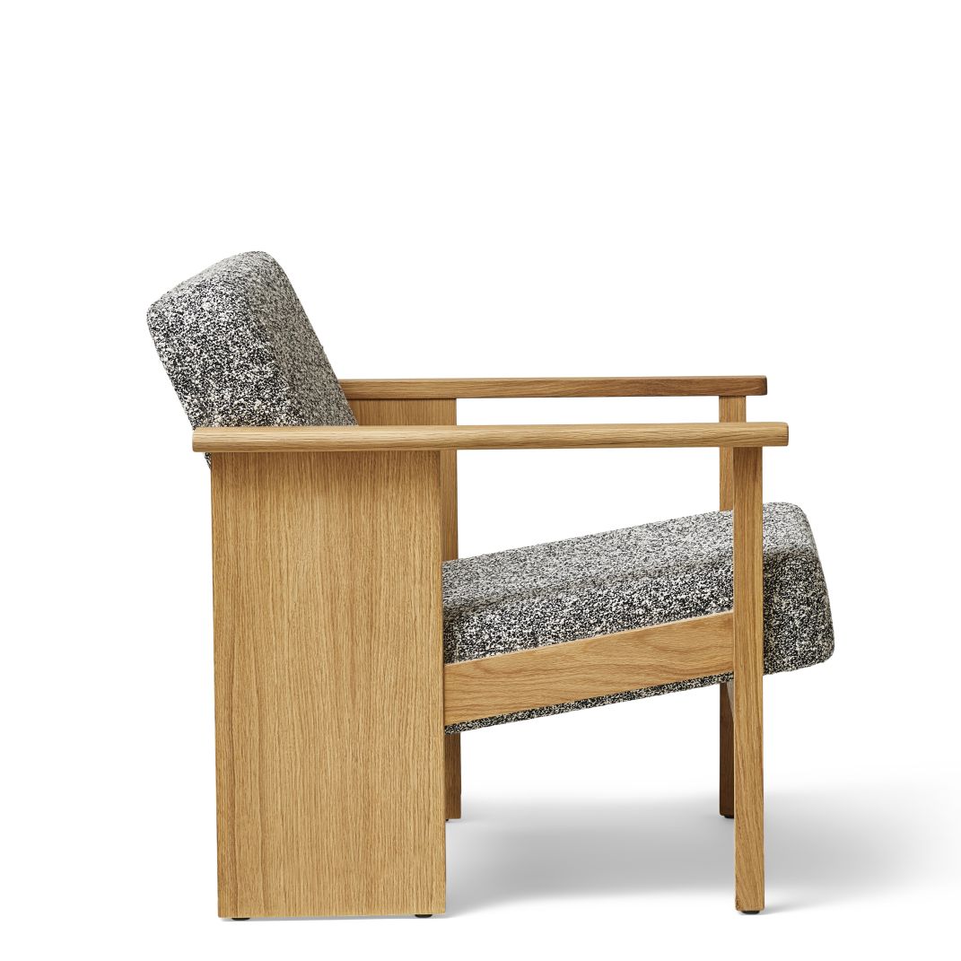 Block Lounge Sessel von Form & Refine, Seitenansicht: Holzrahmen mit grau-meliertem Stoffbezug. Design Sessel.