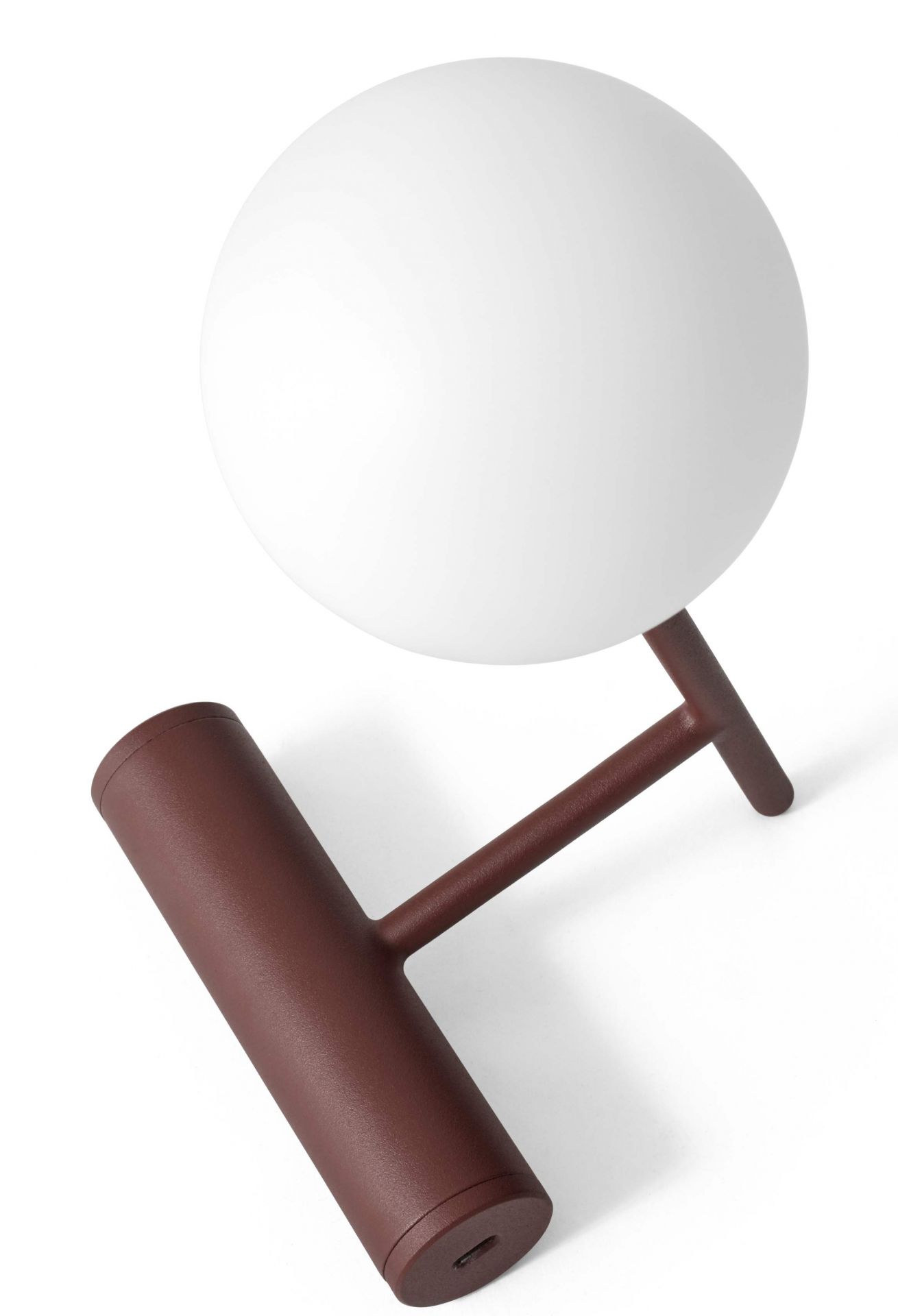 Audo Phare LED Tischleuchte mit weißem Lampenschirm und braunem Fuß.