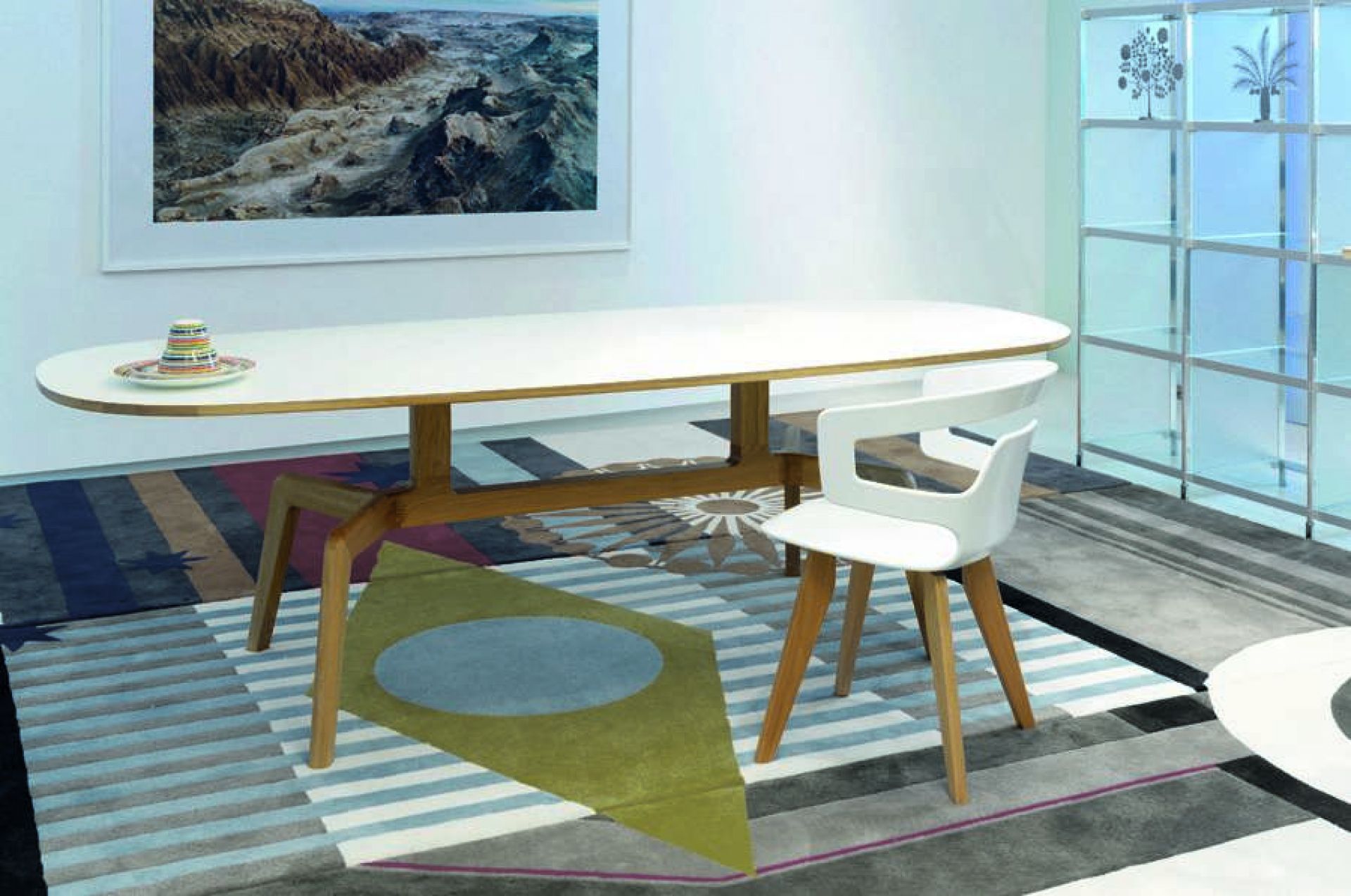 Weißer Segesta Wood Stuhl von Alias mit Holzbeinen und passendem Esstisch im modernen Interieur.