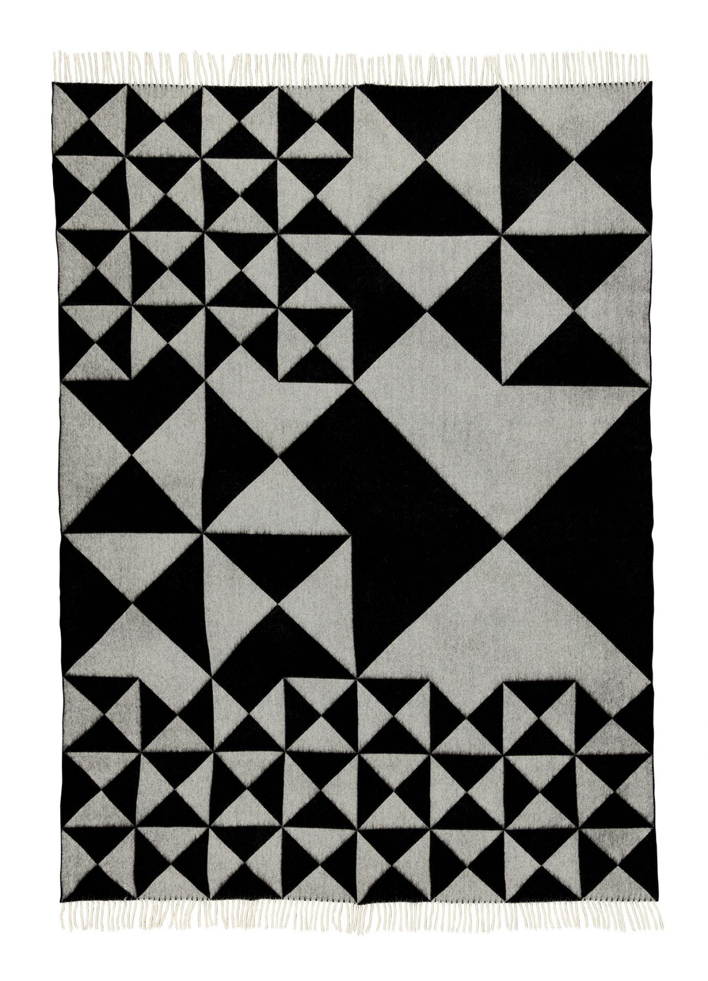 Schwarzer Verpan Mirror Throw Überwurf mit geometrischem Dreiecksmuster und Fransen, moderne Wohndecke.
