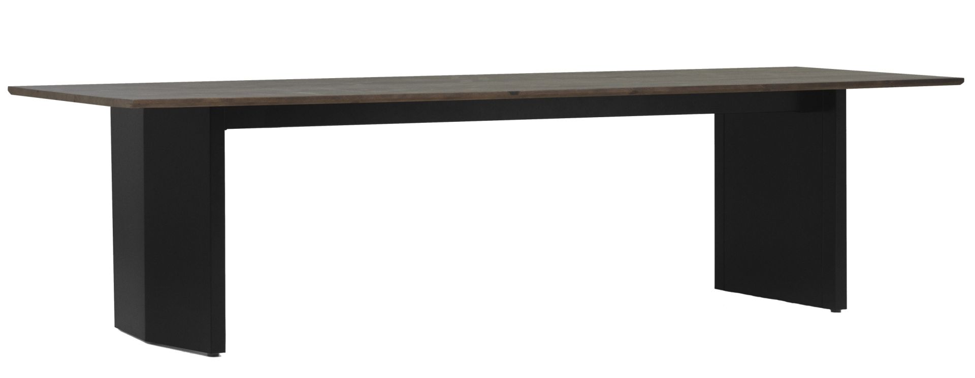 Panel Tisch / Esstisch von Normann Copenhagen mit brauner Tischplatte und schwarzem Gestell.