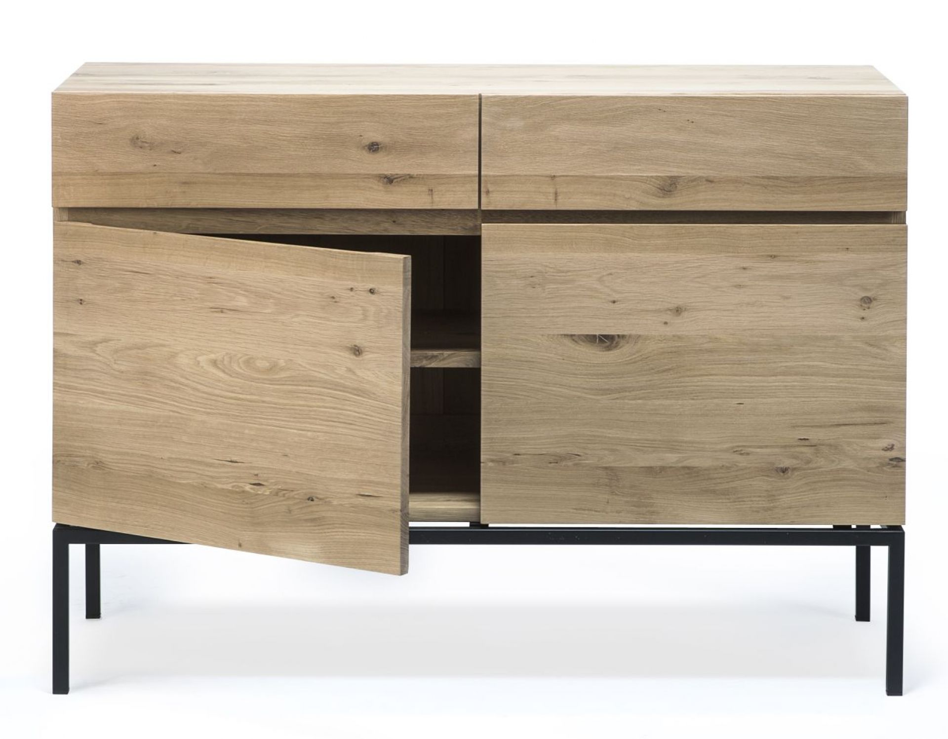 Ligna Anrichte aus Eiche von Ethnicraft mit schwarzen Beinen, eine Tür ist geöffnet.