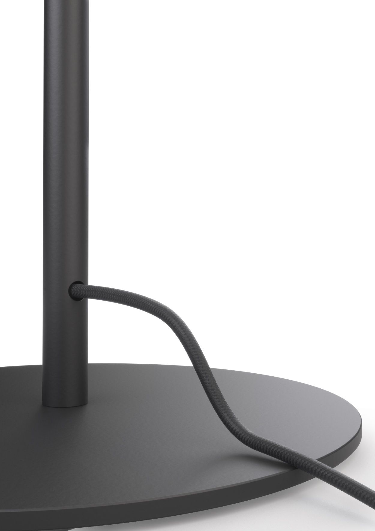 Detailaufnahme: Schwarze Oto Stehleuchte von Belux mit Rundfuß und Textilkabel.