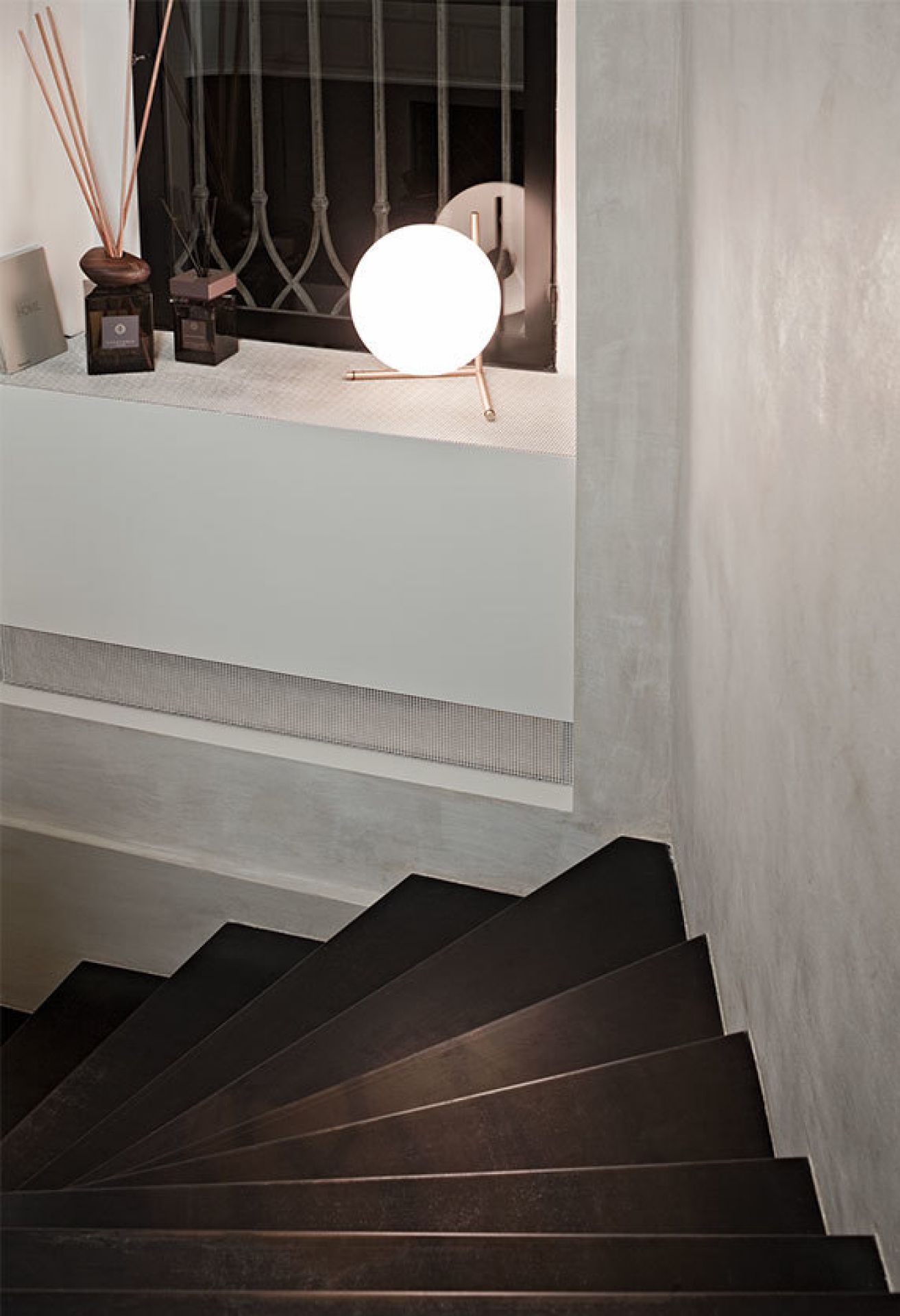 IC Lights T2 Tischleuchte von Flos: Moderne Tischlampe mit Kugel-Design und warmem Lichtschein.