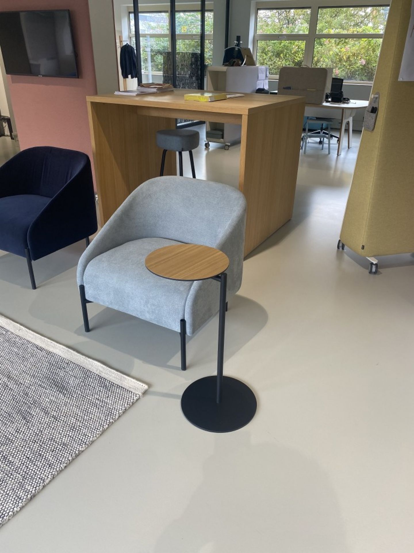 Bond Side Laptop Table von Cascando neben Sessel im modernen Büro.