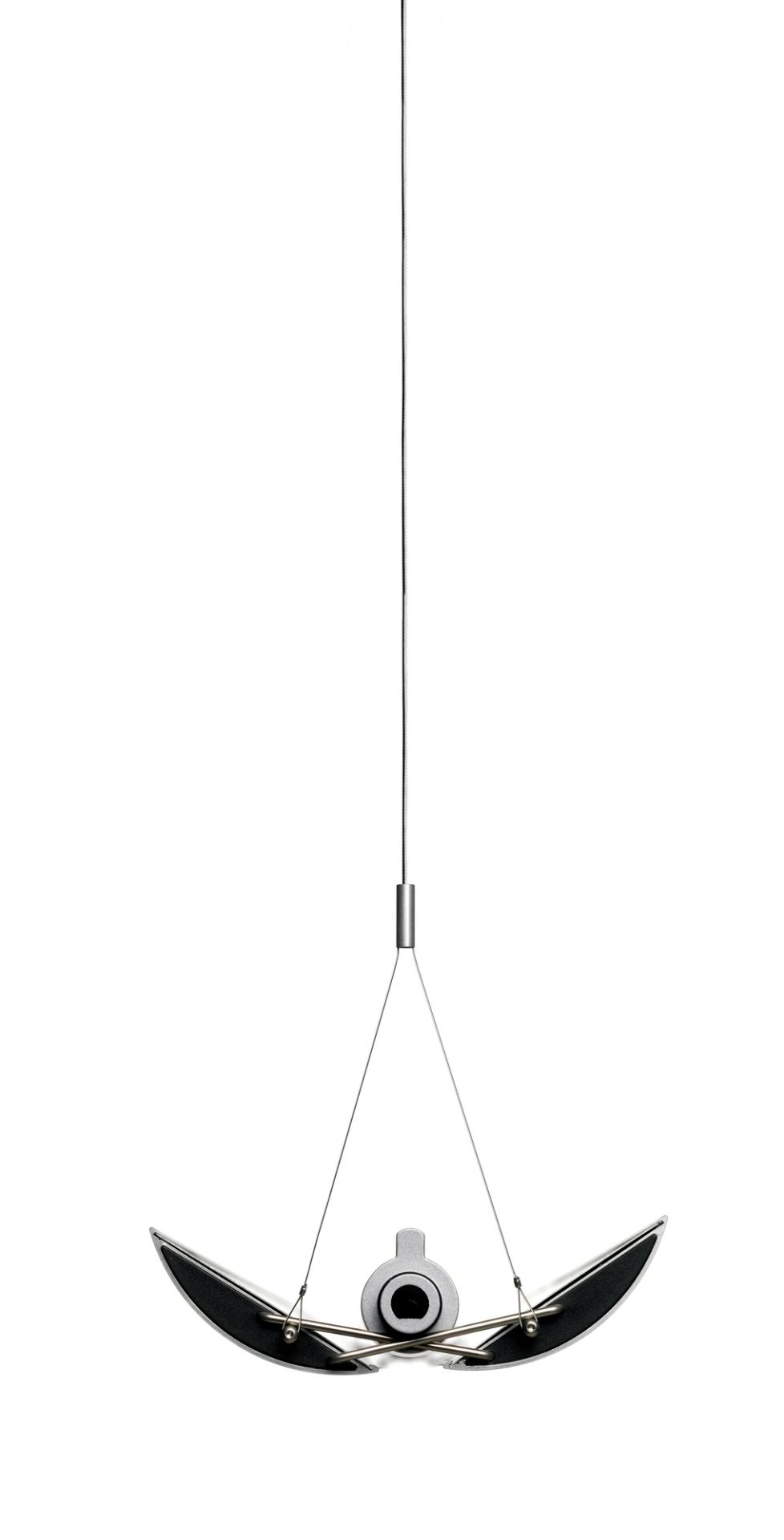 Nahaufnahme der modernen Belux Updown Pendelleuchte 30 in Schwarz, dimmbar und mit 2700K Lichtfarbe.