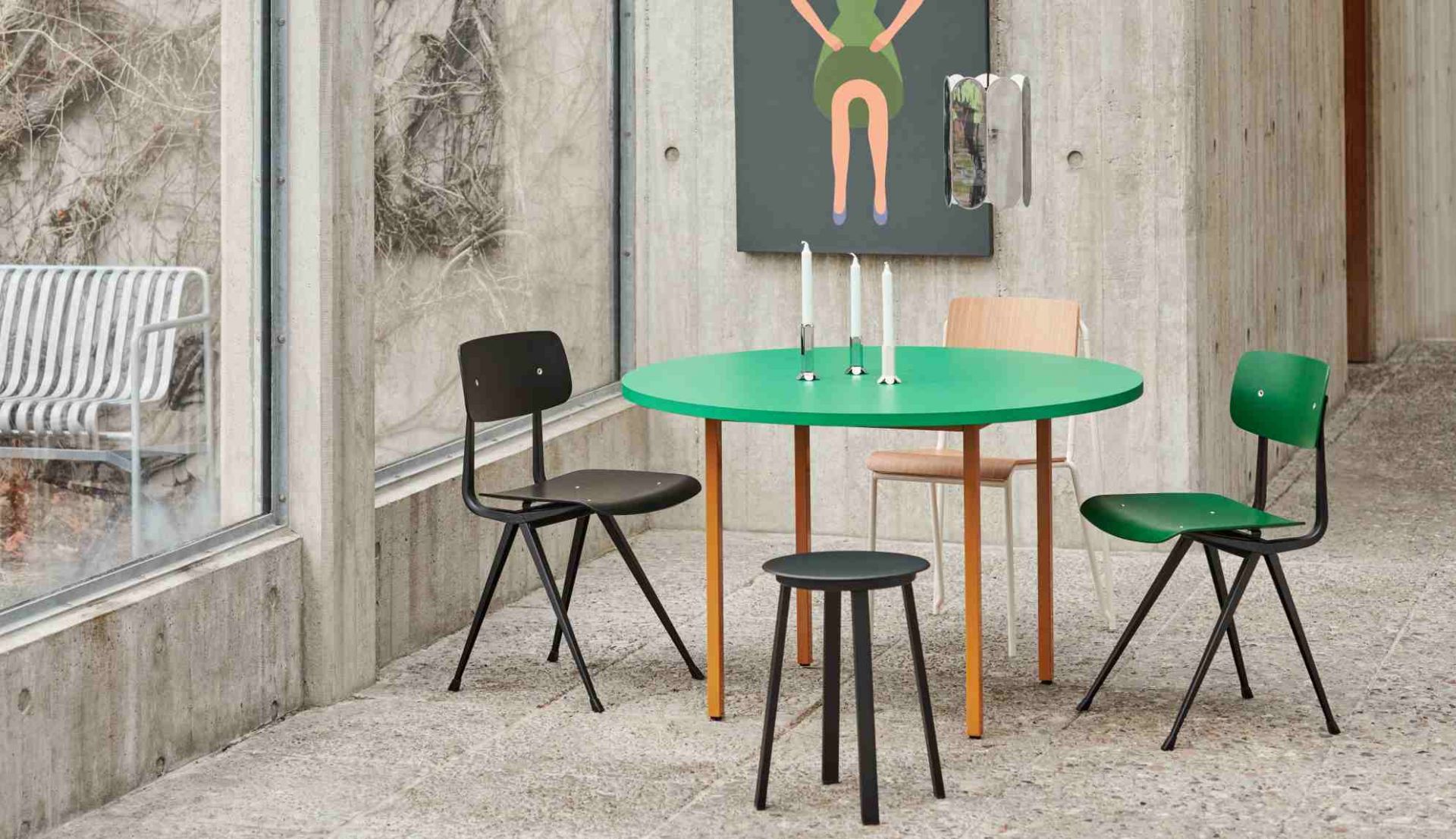 Heller Raum mit dem grünen Hay Two Colour Table, Stühlen und Hocker, modernes Möbeldesign.
