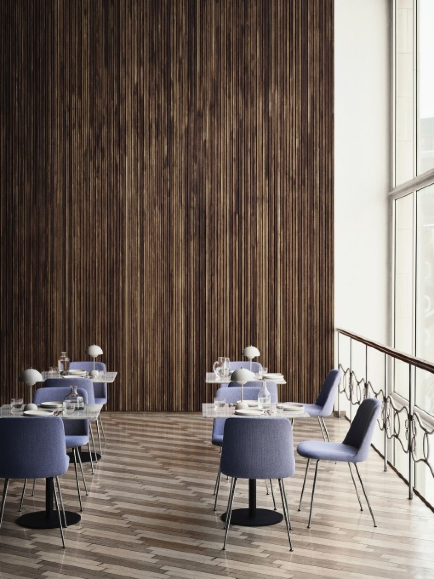 AndTradition Rely Stuhl in Blau: Moderner Polsterstuhl mit Metallbeinen für Esszimmer und Büro.