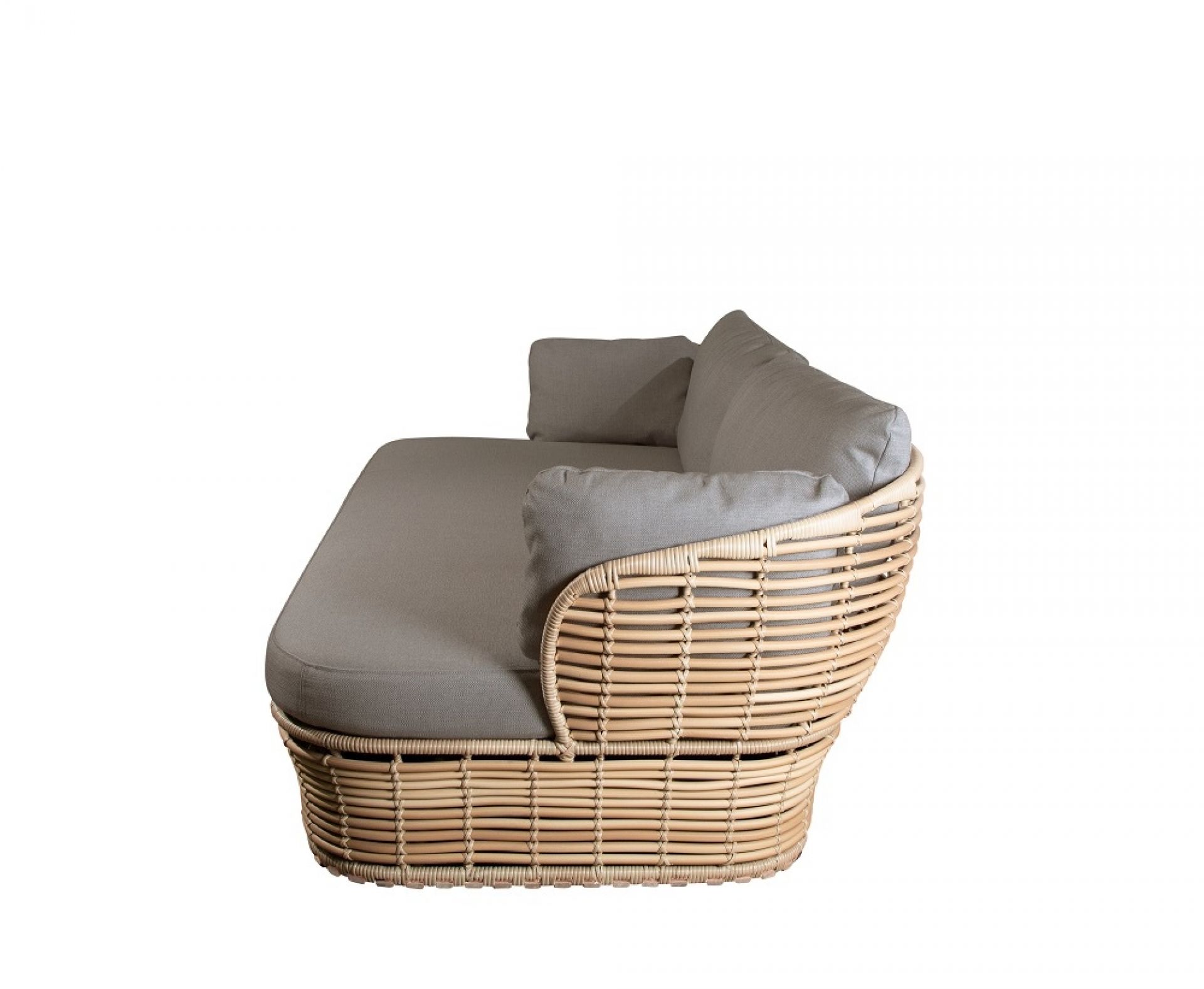 Basket Outdoor Sofa von Cane-Line: 2-Sitzer Gartensofa aus Rattan mit grauen Kissen.