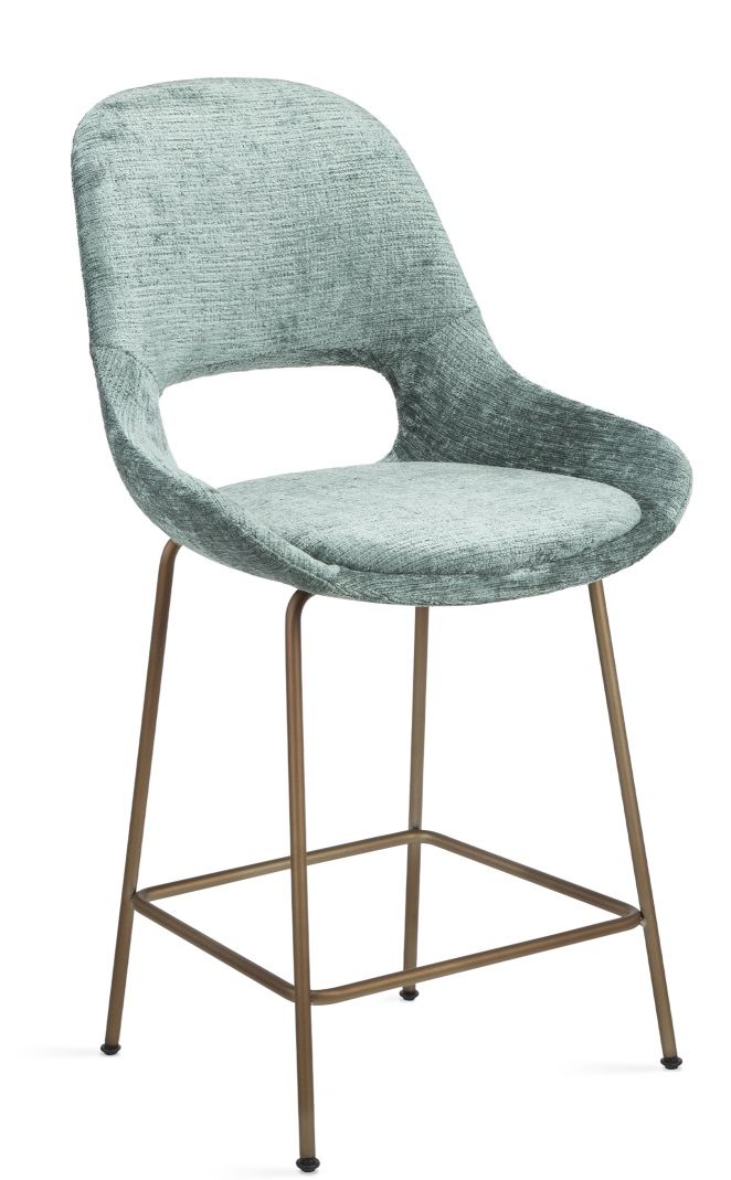 Theia Kitchen Armchair Barstool von Freifrau Manufaktur, niedriger Barhocker mit Armlehne und mintfarbenem Stoffbezug.