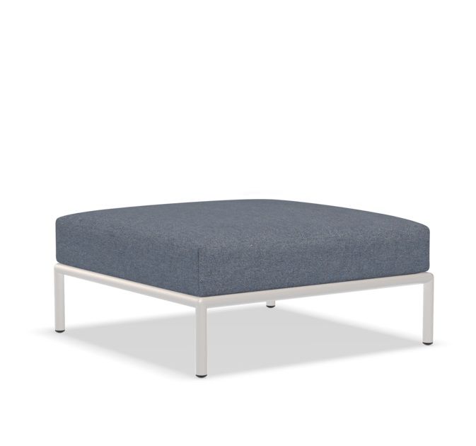 Blauer Outdoor Ottoman Hocker mit weißem Metallgestell, ideal als Fußhocker oder Sitzgelegenheit.