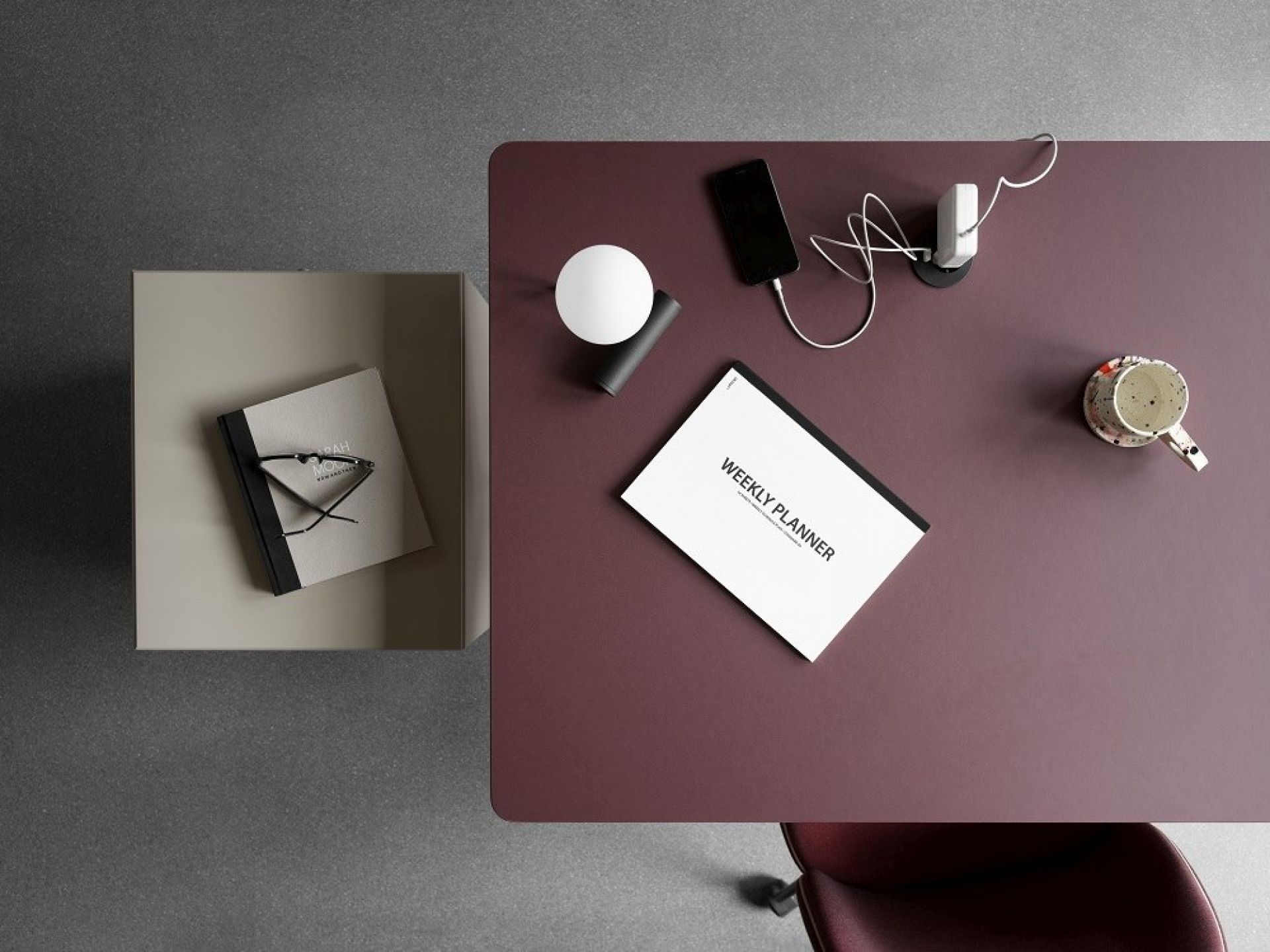 Draufsicht: HiLow 2 Montana Arbeitstisch, elektrisch höhenverstellbar, mit Büroaccessoires.