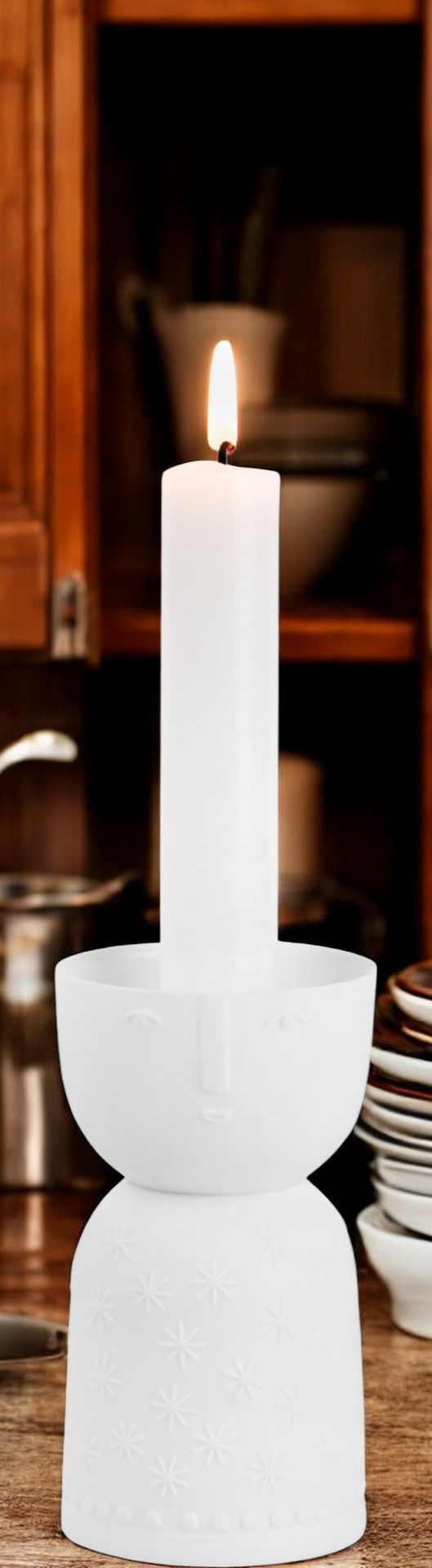 Detailaufnahme: Räder Porzellangeschichten Kerzenhalter Stella mit brennender, weißer Kerze. Dekorative Lichtgestalt für stimmungsvolle Momente.