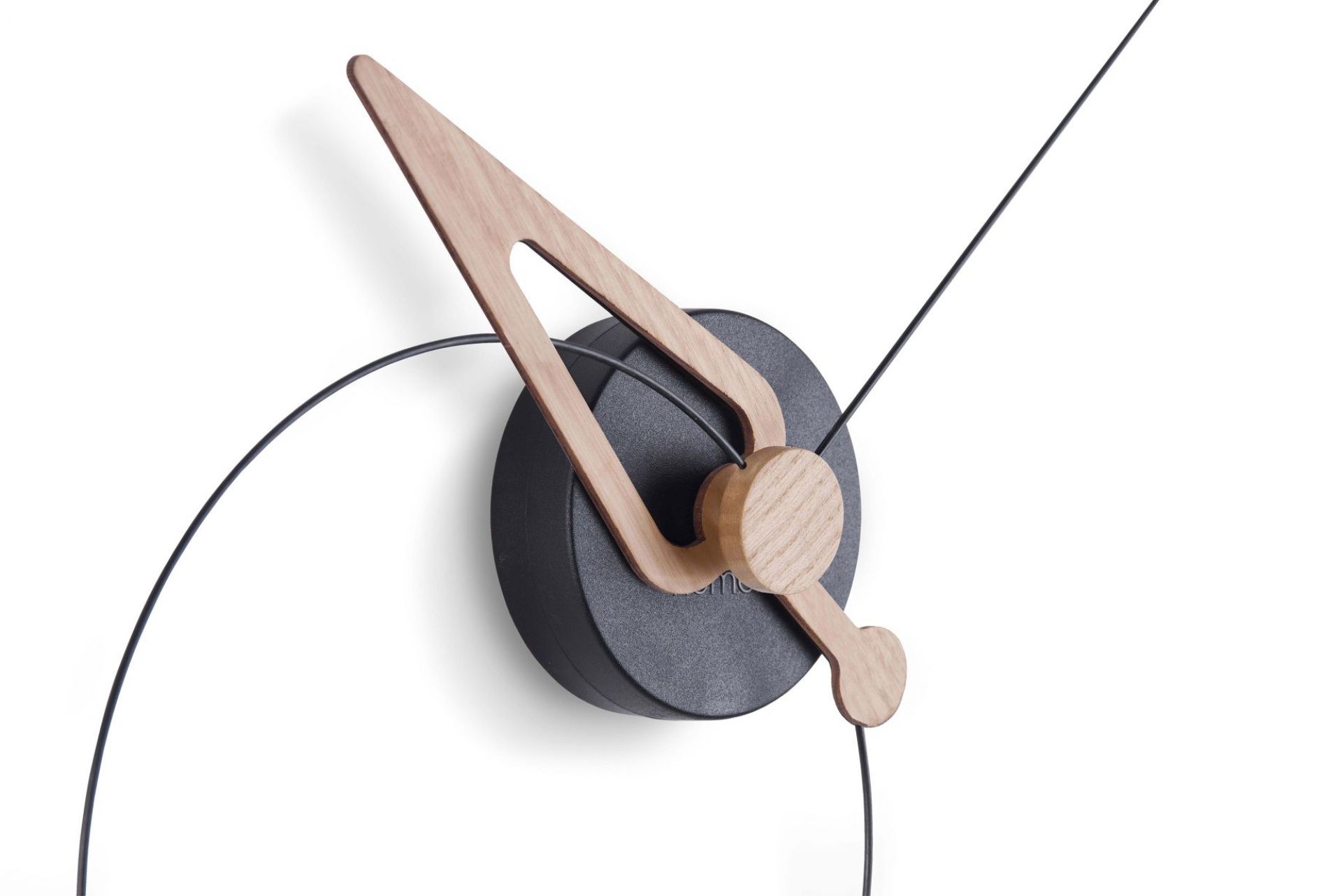 Detailaufnahme der Nomon Pico Wanduhr mit Holzzeigern und minimalistischem Design.
