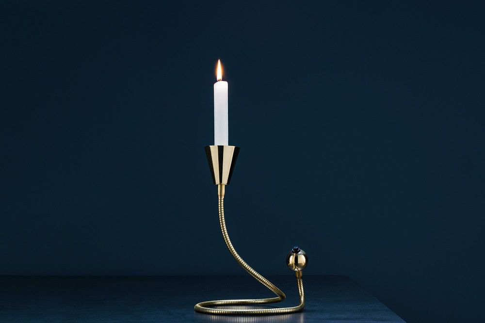 Miracolo Kerzenständer von Catellani & Smith: Goldener, moderner Kerzenhalter mit brennender Kerze. Tischleuchte für stimmungsvolles Licht.