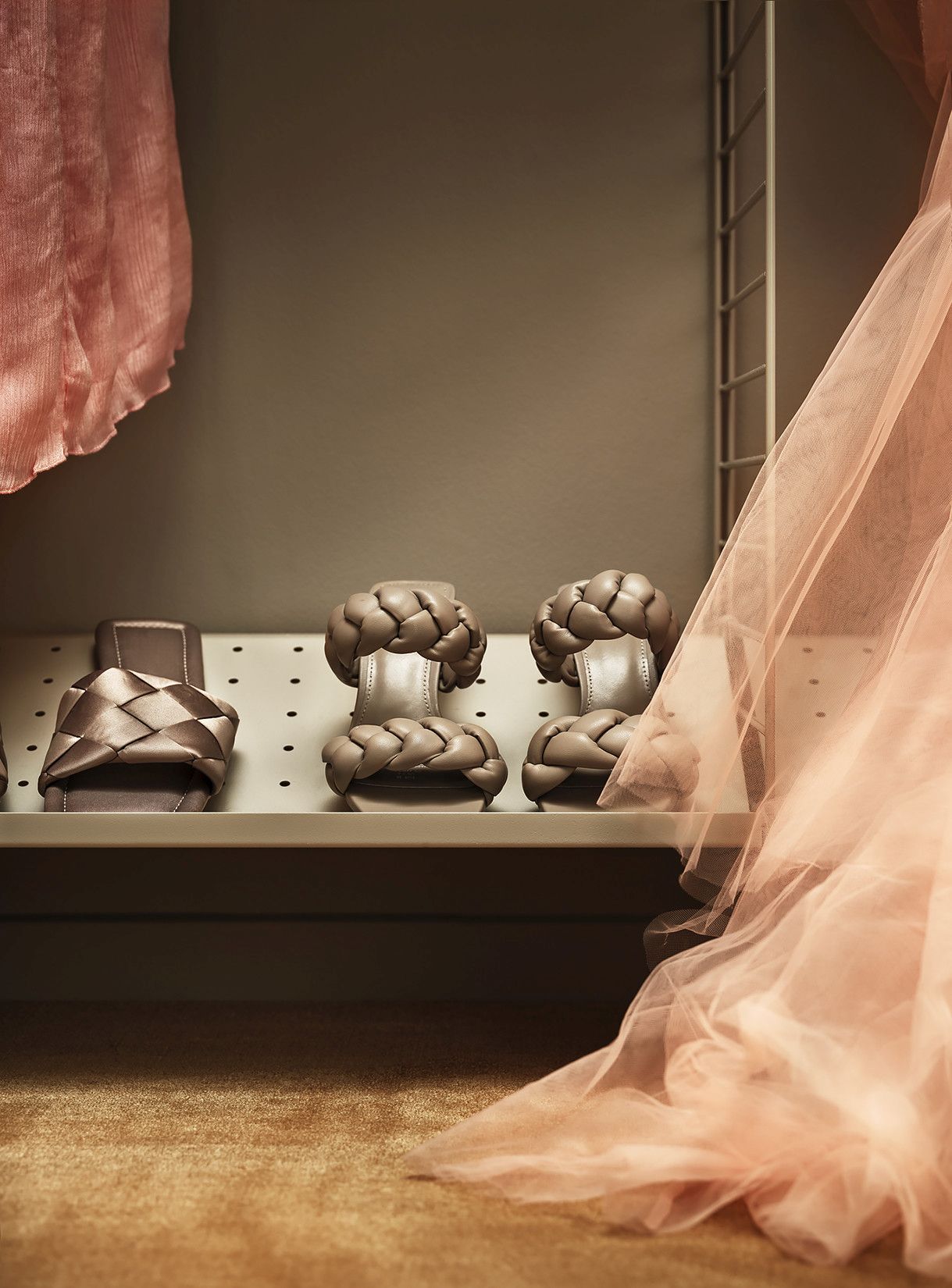 Schuhablage von String Furniture (B 78 cm, Schwarz) mit verschiedenen Schuhen im modernen Design.