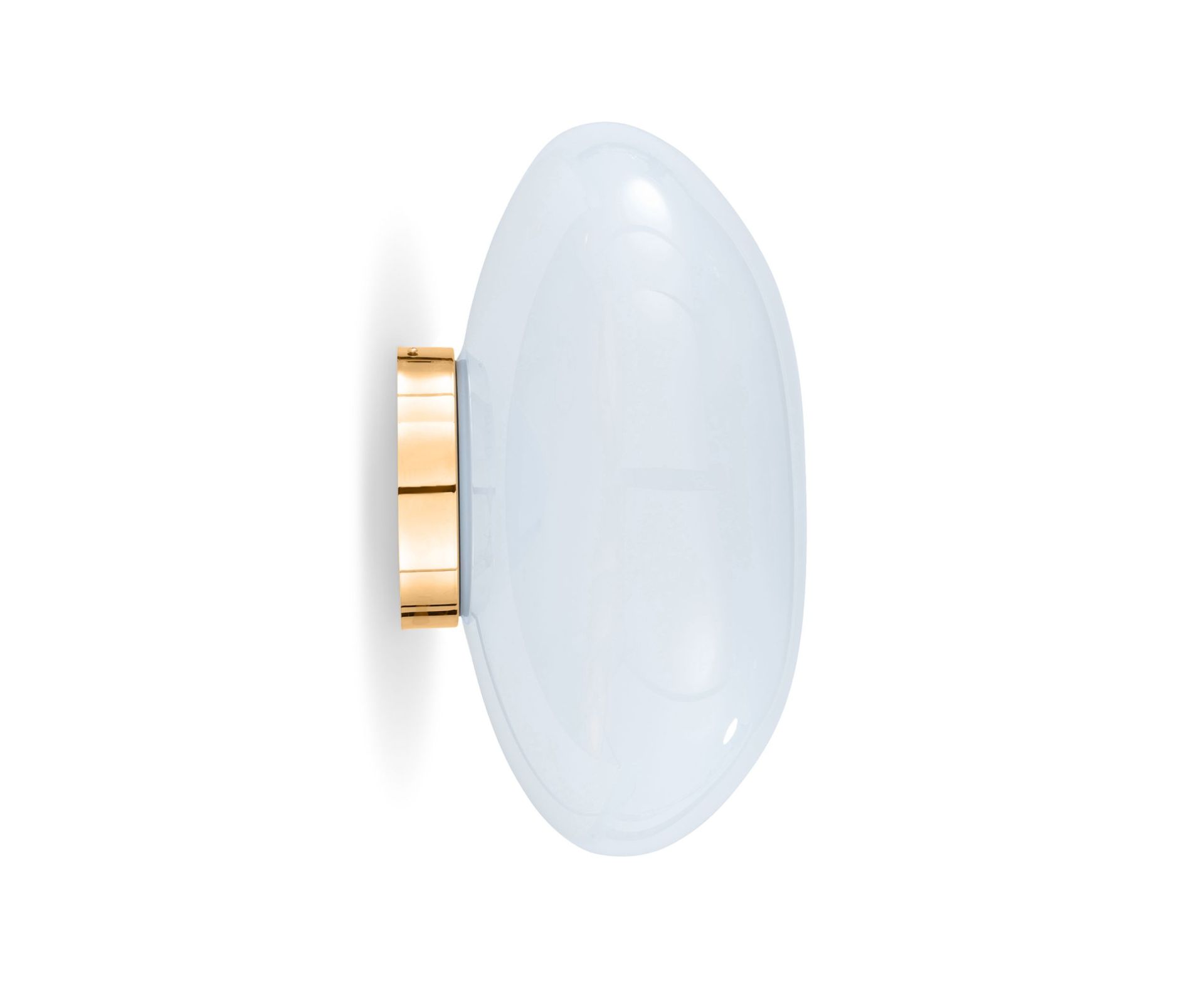 Nahaufnahme der Melt Wandleuchte von Tom Dixon in Opal mit goldenem Sockel.