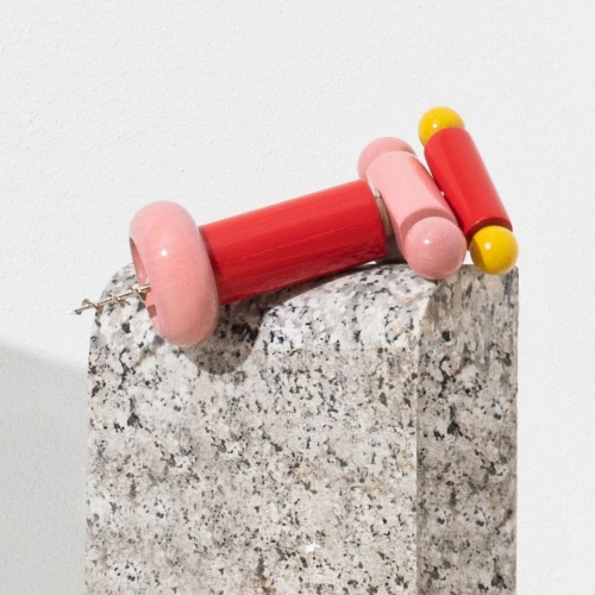 Alessi Korkenzieher ES17, Einzelstück in Rot, Gelb und Rosa. Design Korkenzieher für Weinliebhaber.