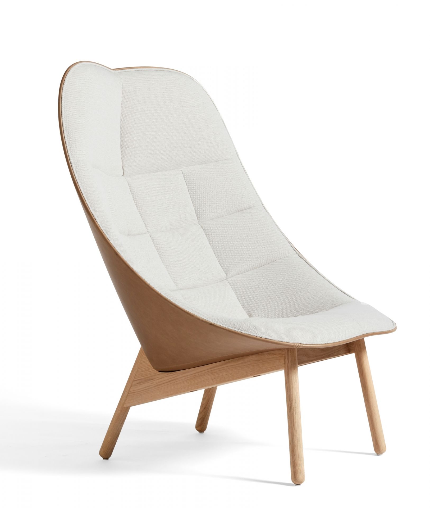 Uchiwa Sessel von Hay mit gesteppter, cremefarbener Polsterung und hellem Holzgestell in Studioaufnahme.