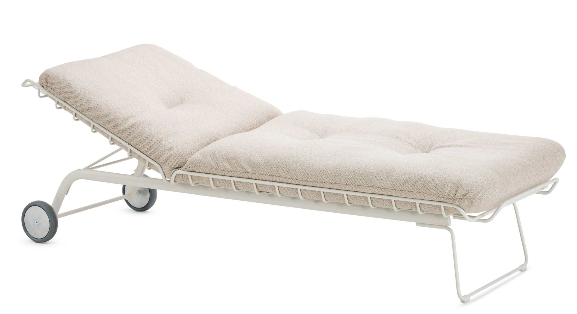 Leyasol Sonnenliege von Freifrau Manufaktur, Indoor/Outdoor Liege mit Rädern und bequemer Polsterung in Beige.