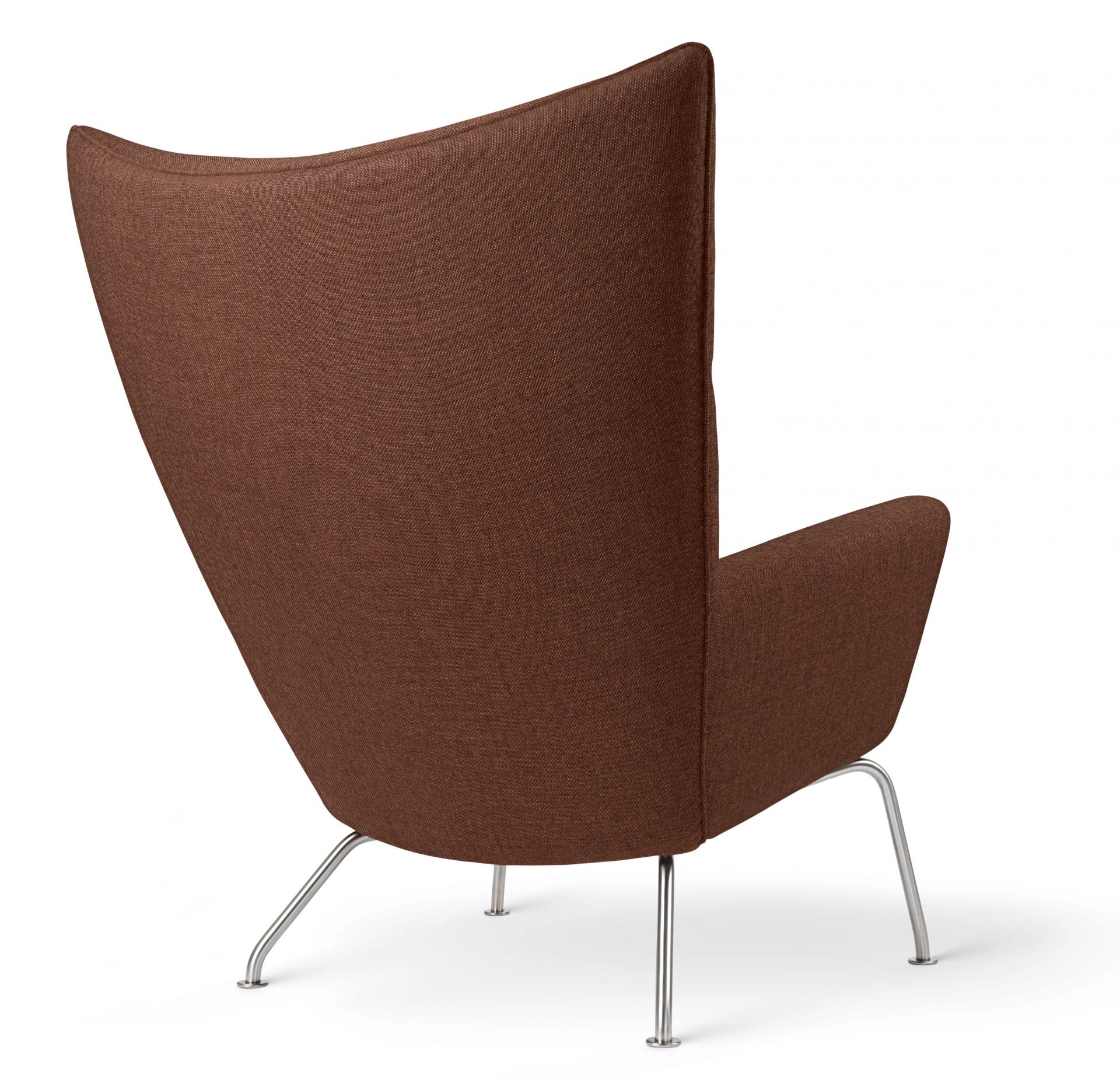 Rückansicht des CH445 Wing Chair in Braun mit Stahlbeinen, Designermöbel.